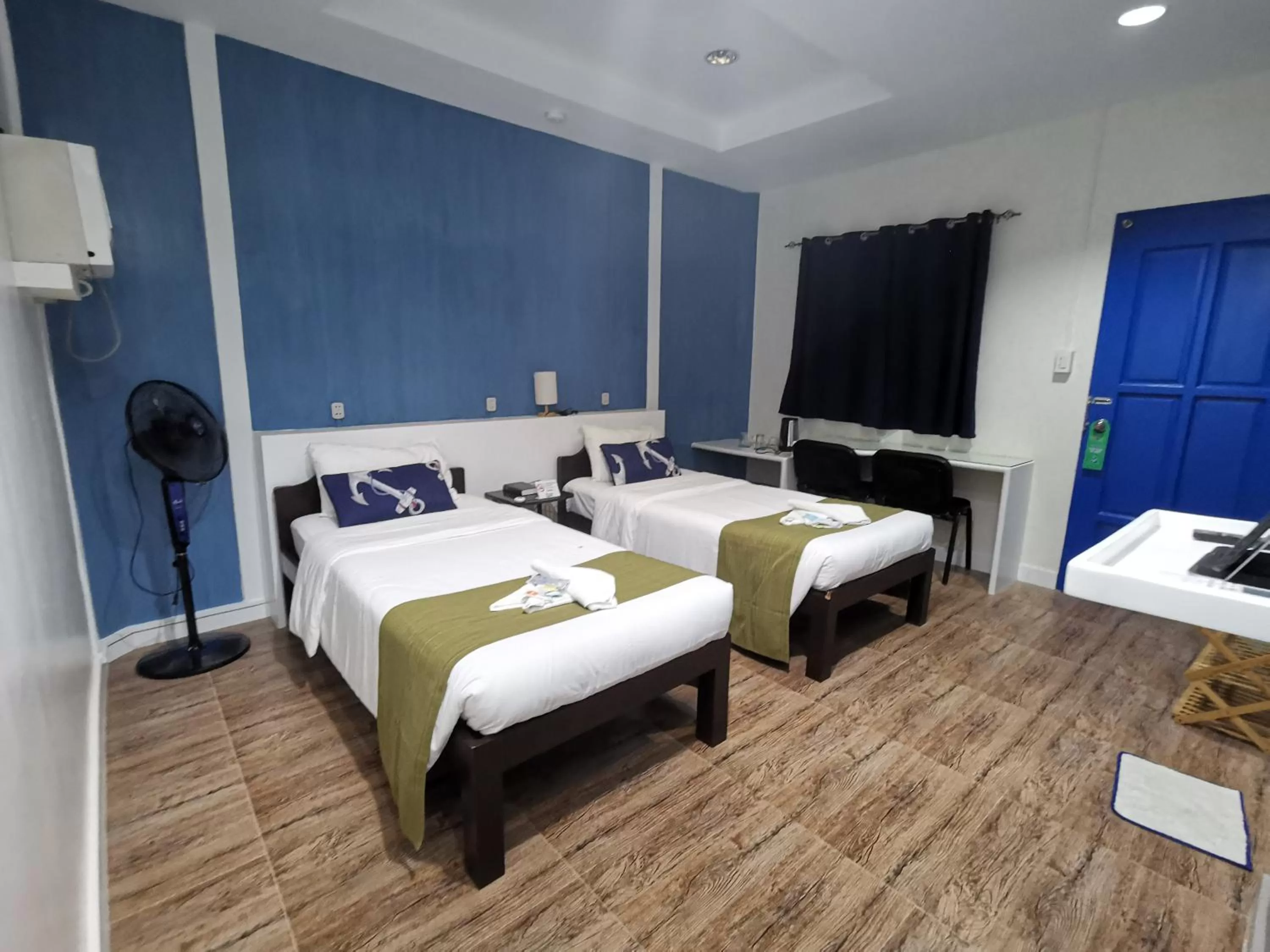 Bed in Pescadores Suites Moalboal