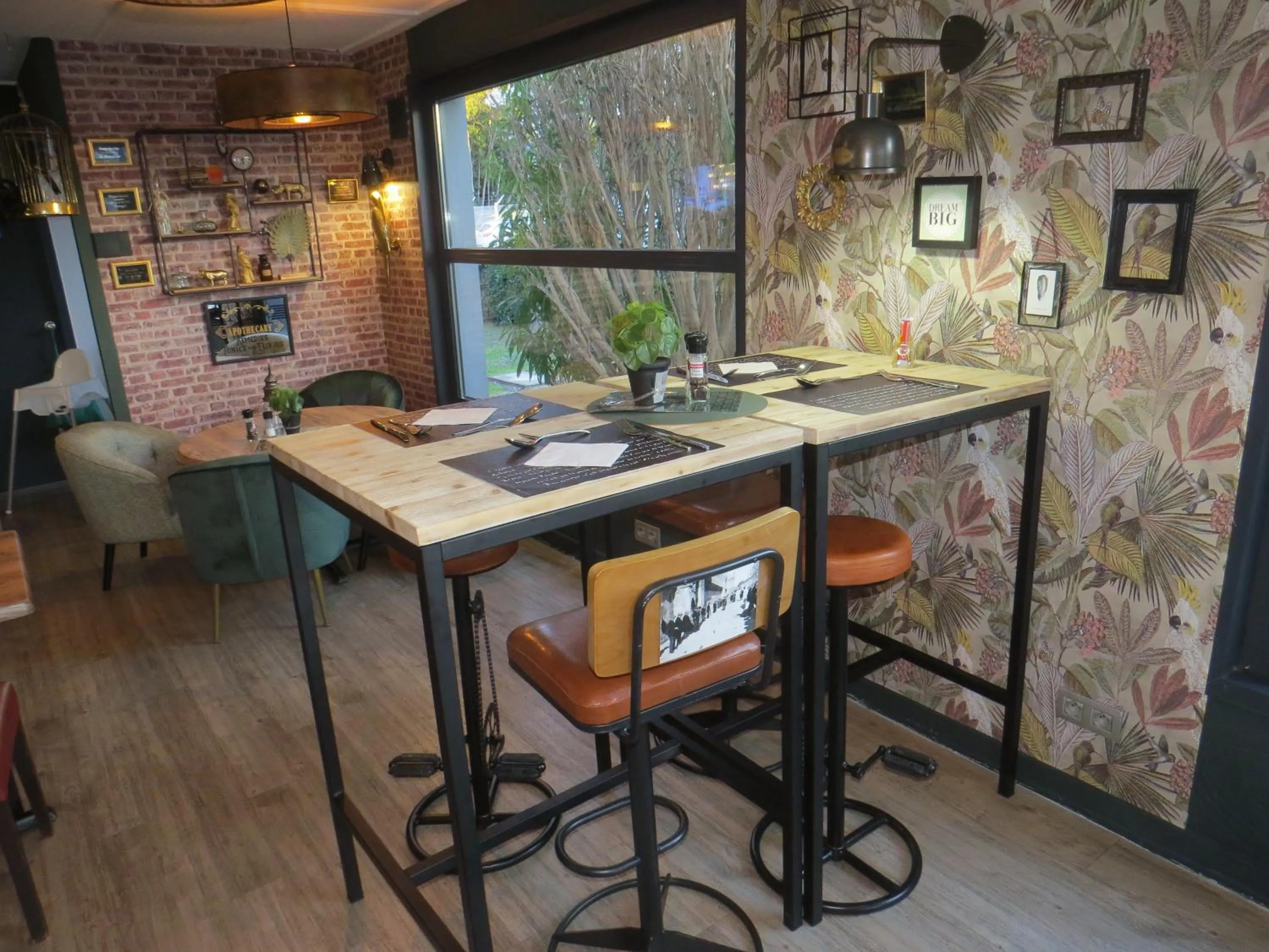 Lounge or bar in Hôtel Kyriad Cap Sud