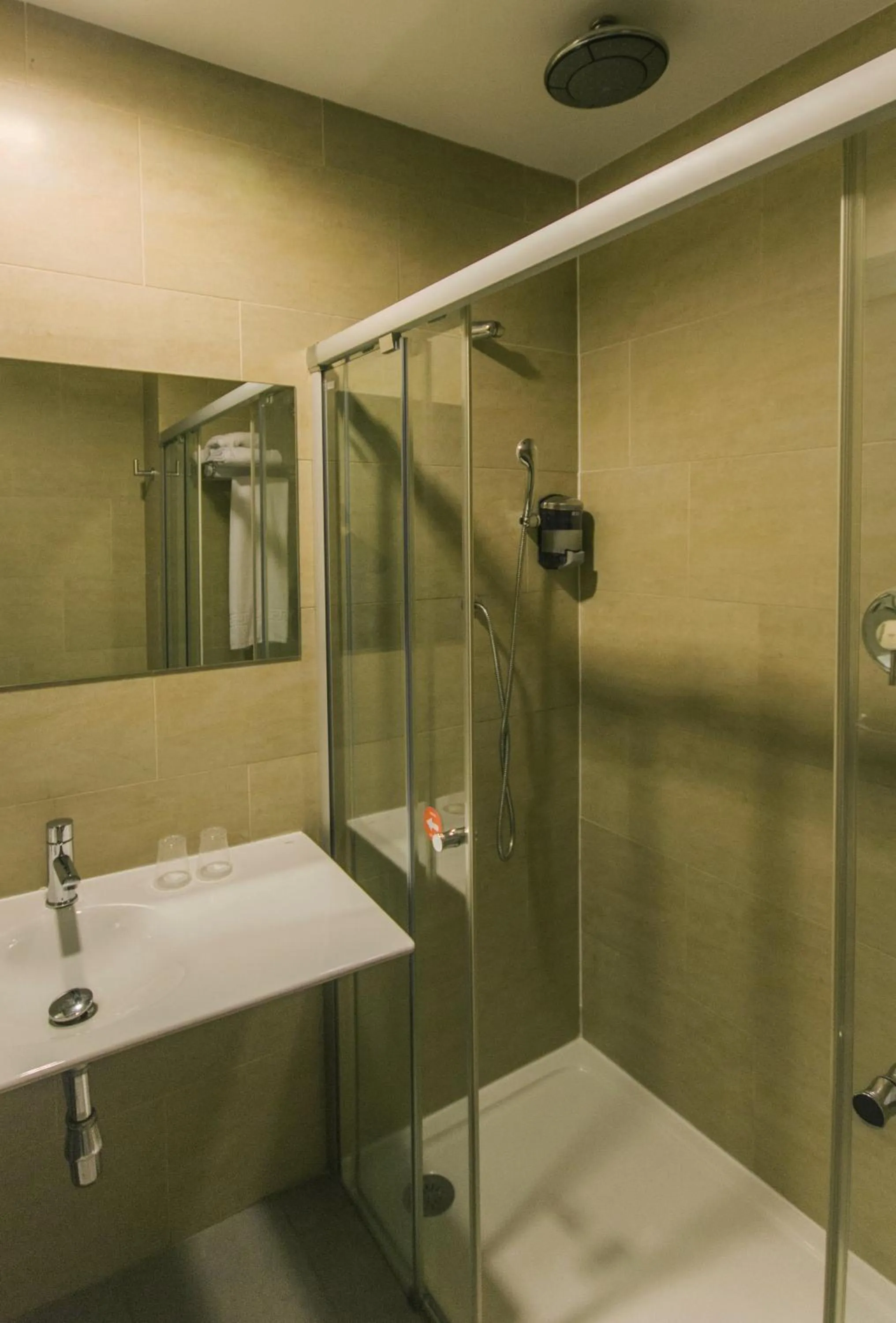 Shower in H2 Fuenlabrada