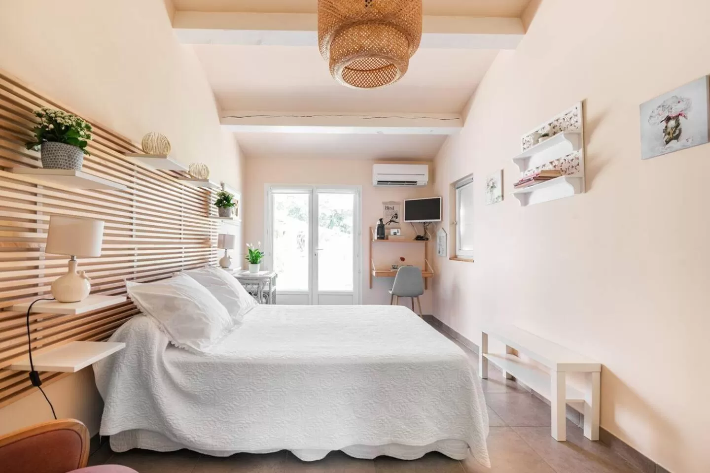 Photo of the whole room, Bed in Chambre et table d'hôtes Villa Pomponette