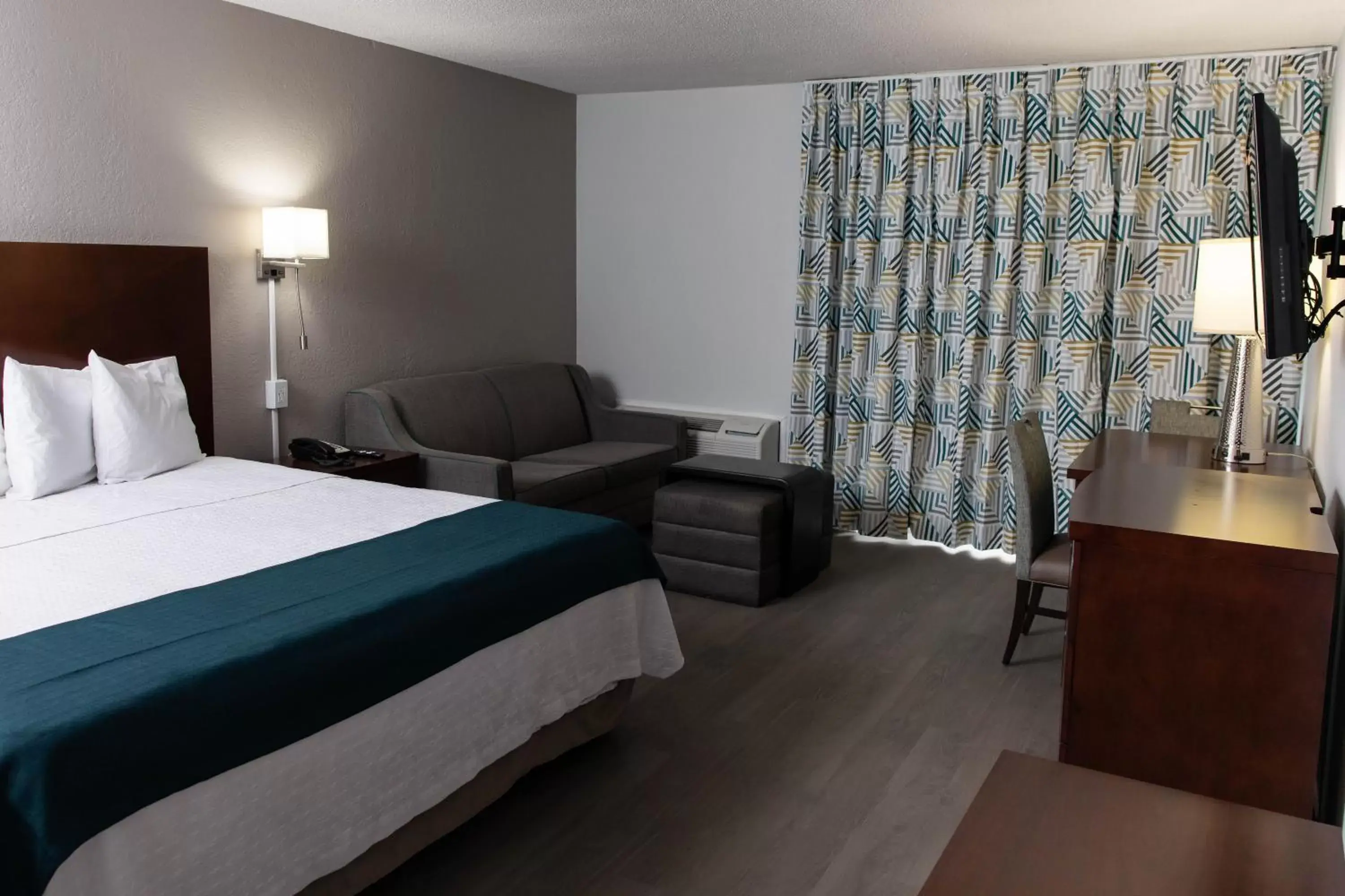 Deluxe Quadruple Room - Non-Smoking in Studio 6 Ocala, FL Deluxe Quadruple Room - Non-Smoking in Studio 6 Ocala, FL