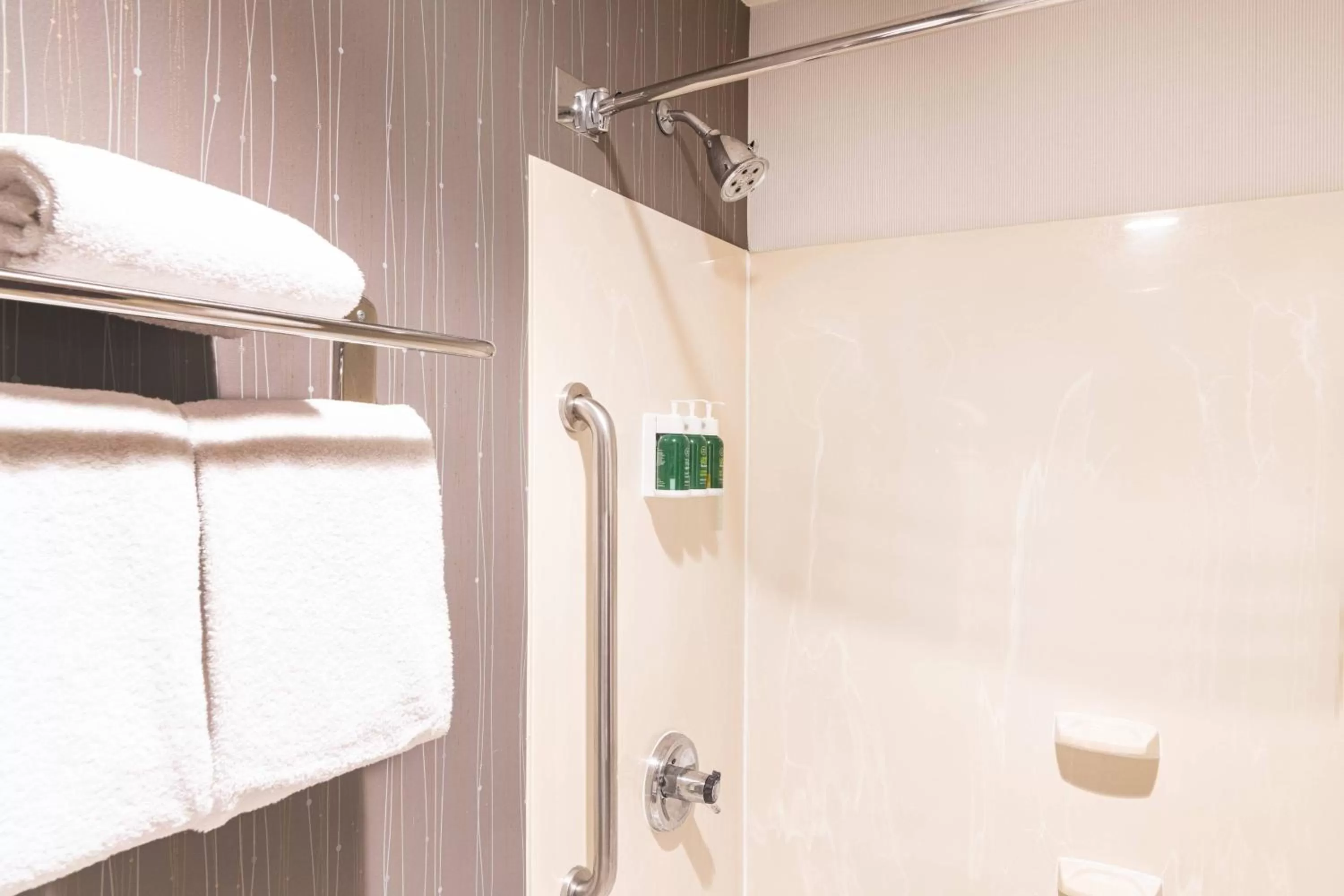 Bathroom in Courtyard by Marriott Columbus Tipton Lakes