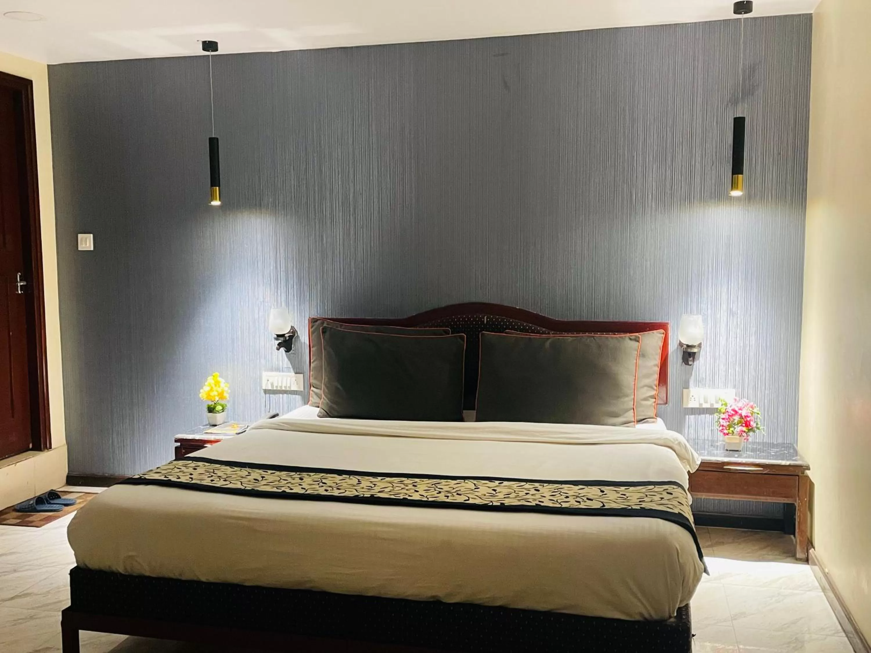 Bed in THE ROYAL PRESIDENCY INN