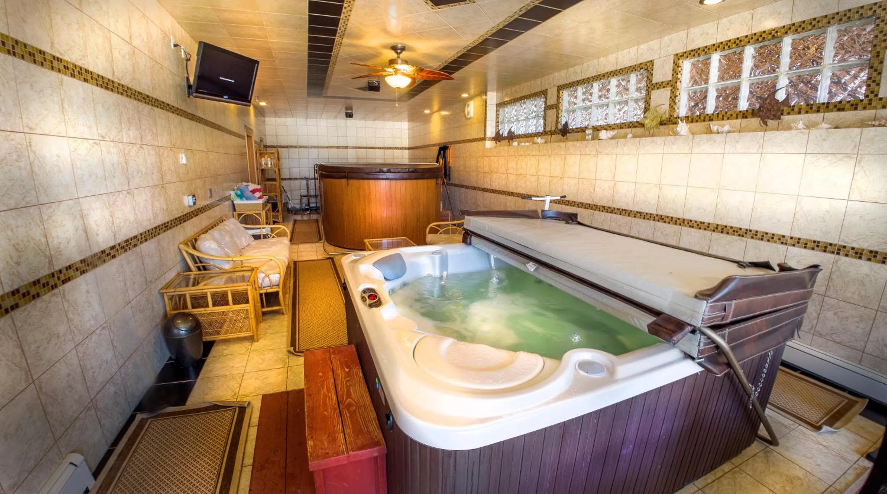 Hot Tub in Elktrace Bed and Breakfast