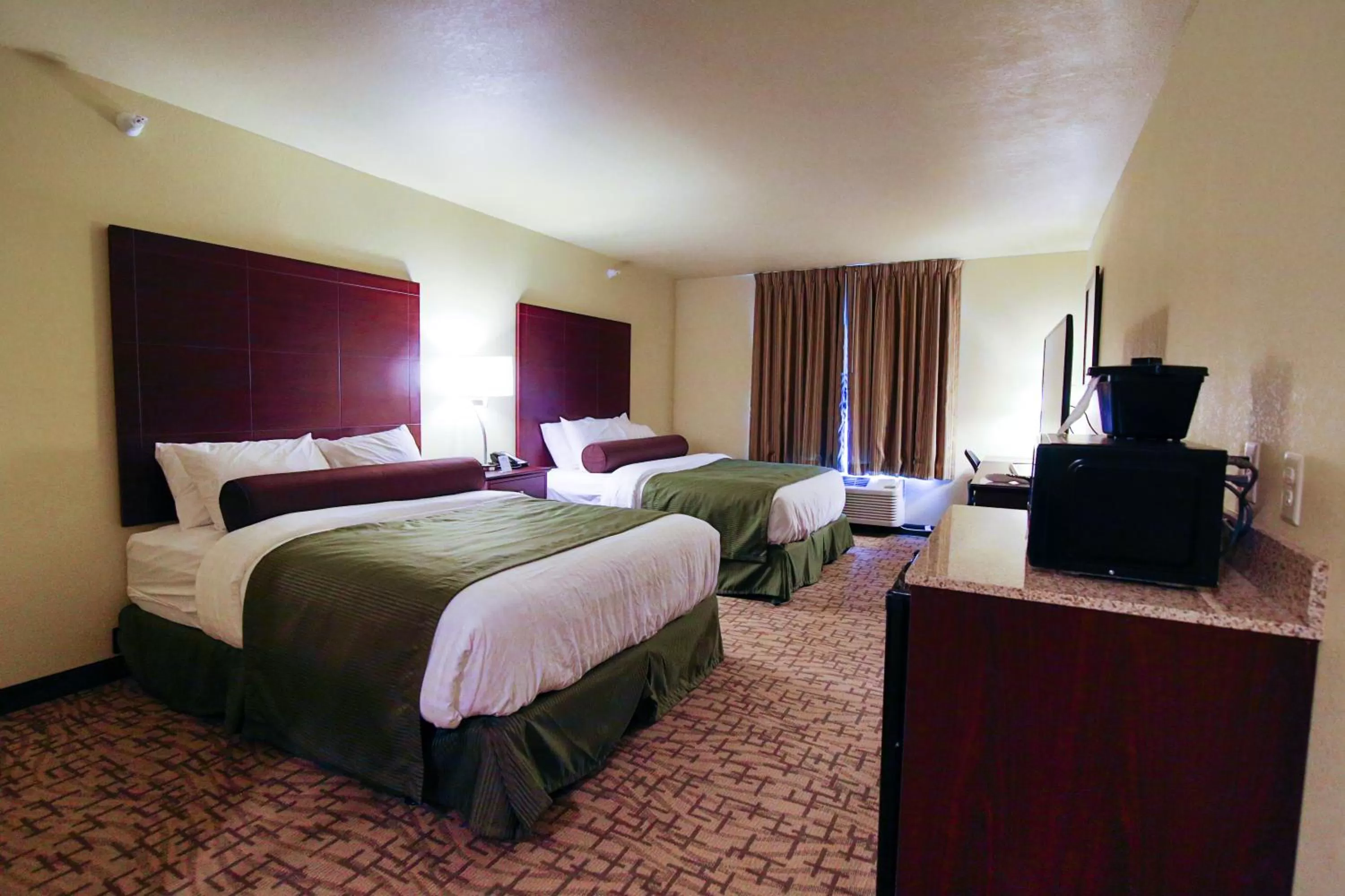 Bedroom, Bed in Cobblestone Hotel & Suites - Devils Lake