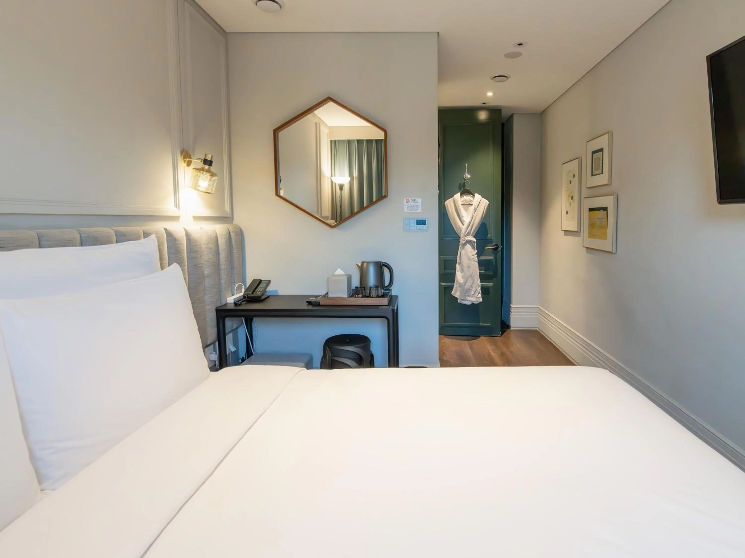 Bedroom, Bed in Hotel Crescendo Seoul