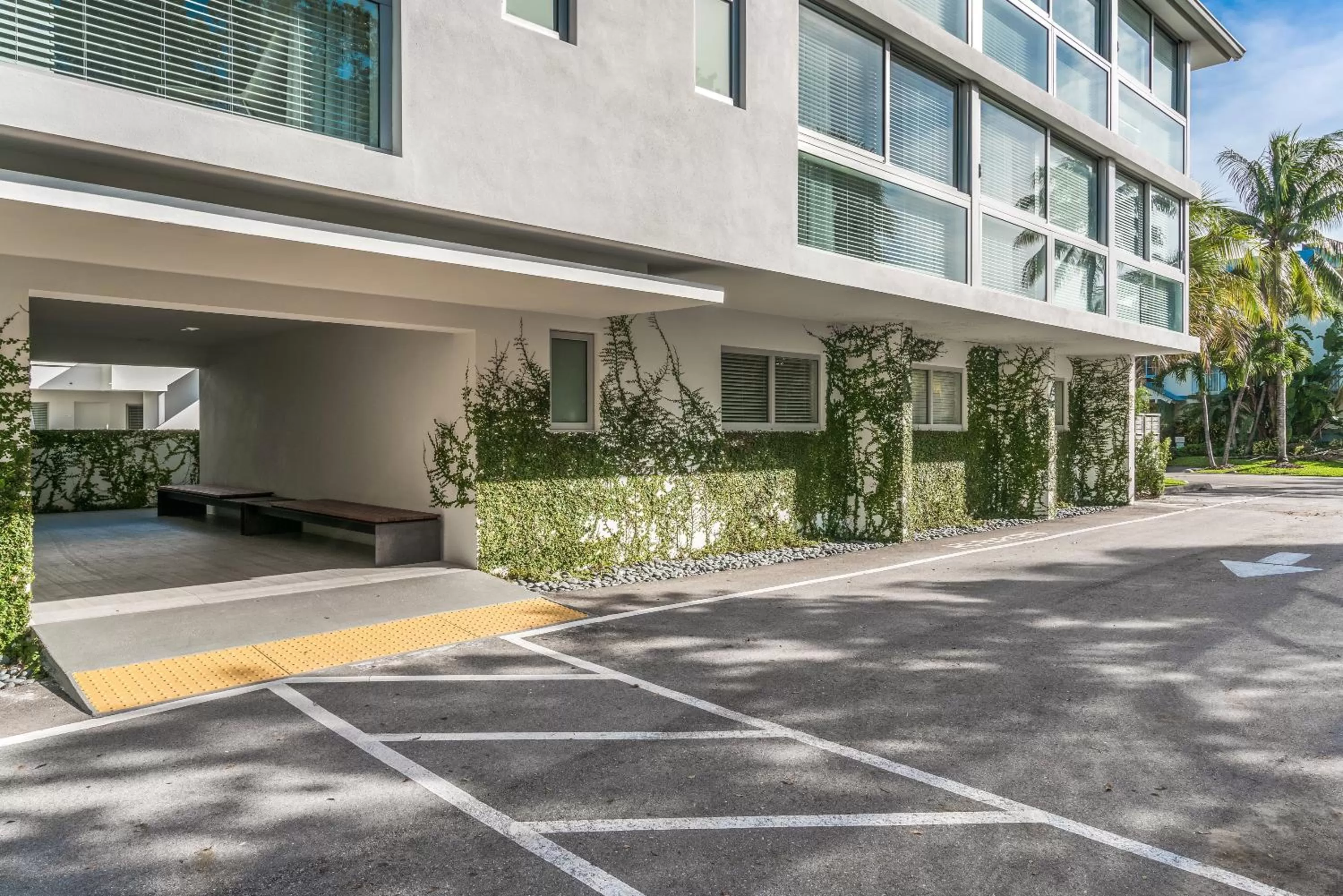 Facade/entrance in Beach Haus Key Biscayne Contemporary Apartments