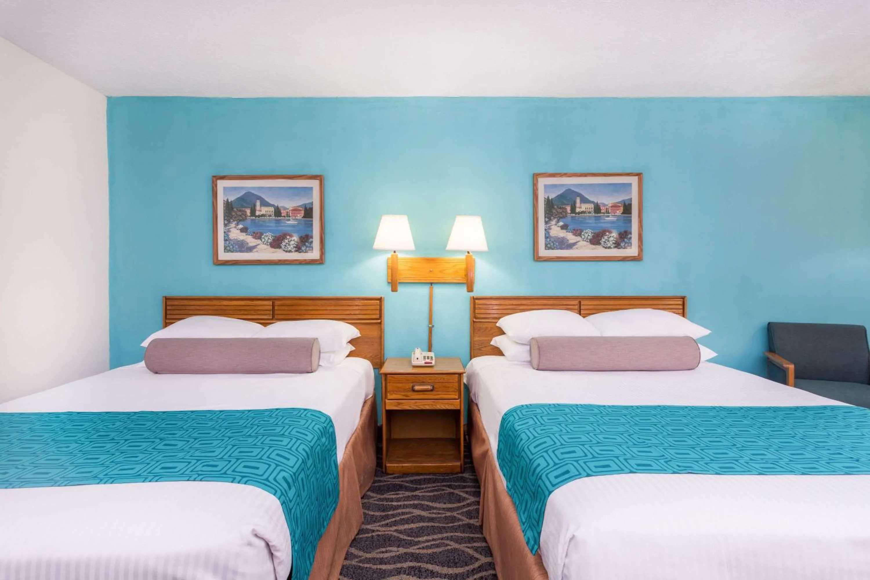 Photo of the whole room, Bed in Howard Johnson by Wyndham Commerce GA