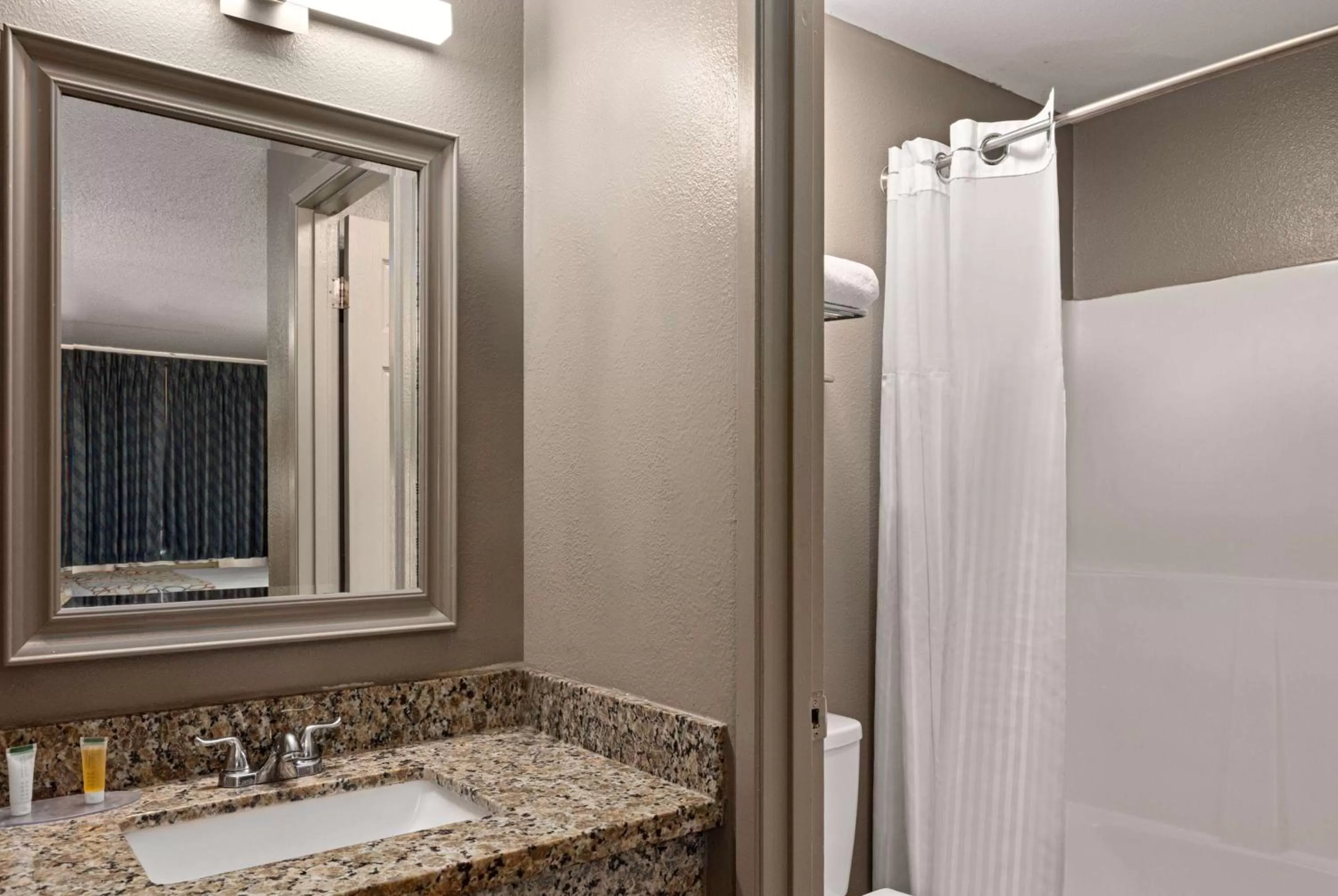 TV and multimedia in Days Inn by Wyndham Lakewood South Tacoma