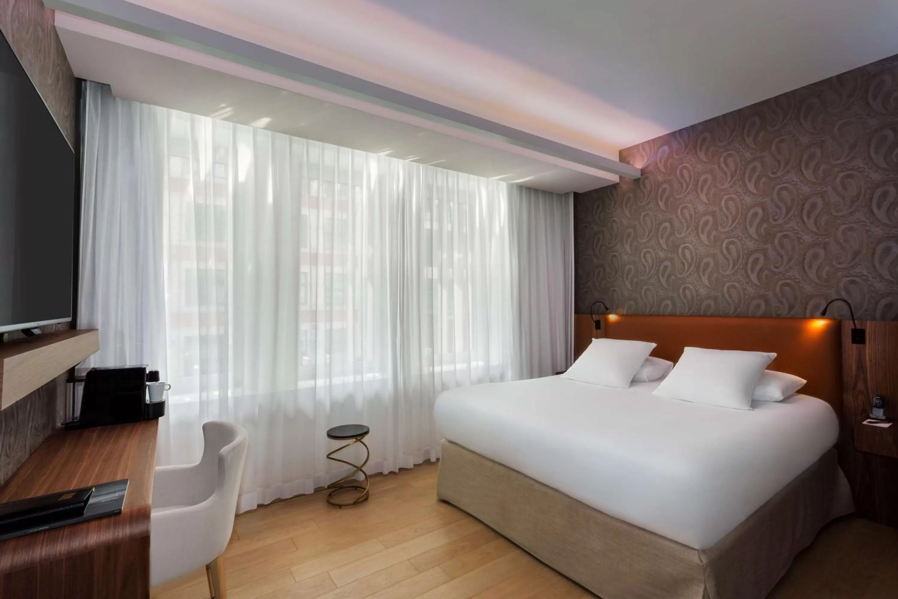 Photo of the whole room, Bed in Hotel L'Arbre Voyageur - LILLE