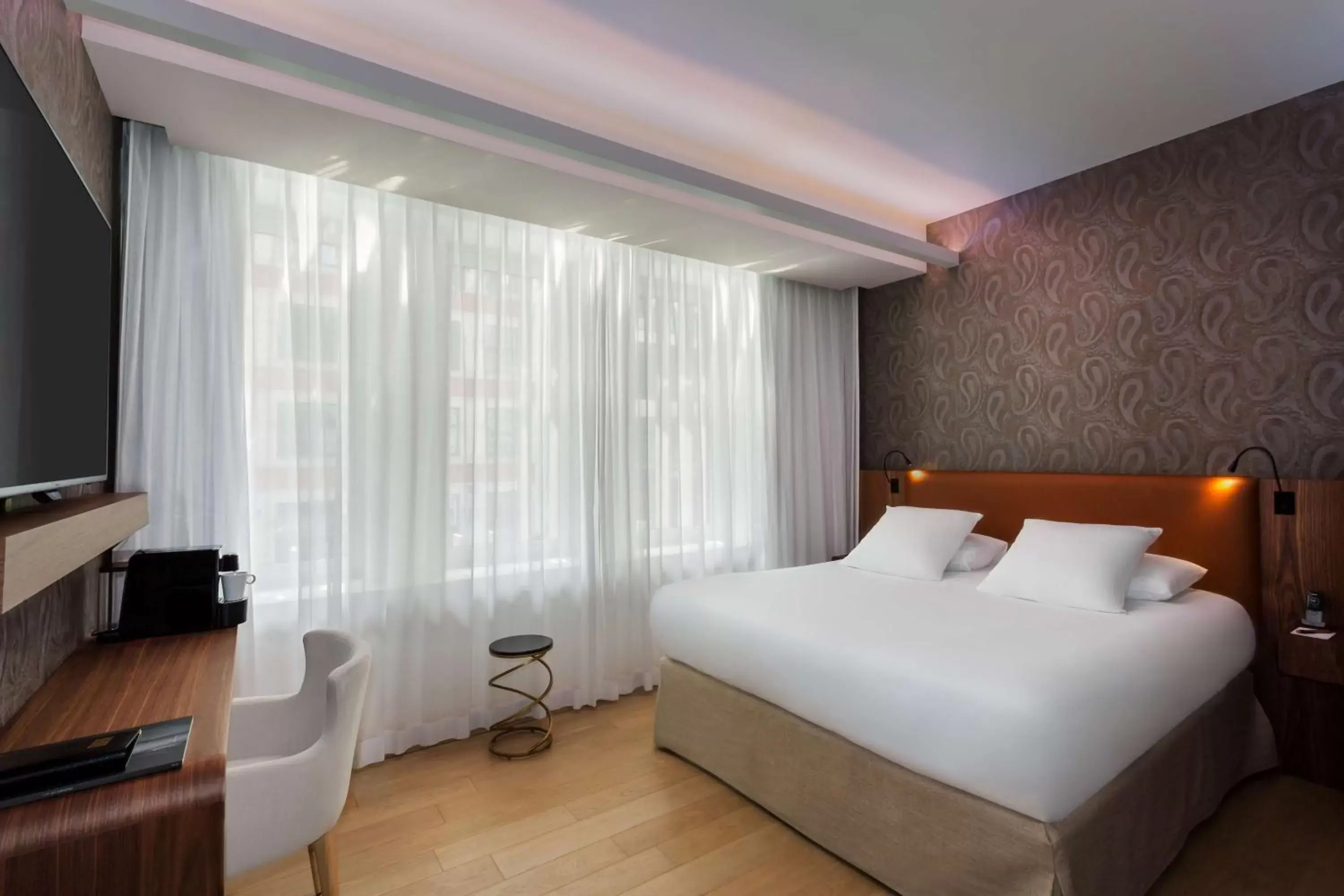 Large Executive King Room in Hotel L'Arbre Voyageur - LILLE Large Executive King Room in Hotel L'Arbre Voyageur - LILLE