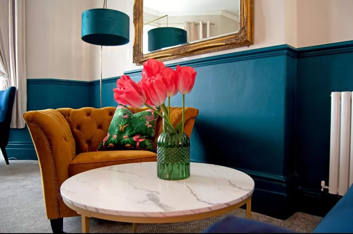 Communal lounge/ TV room, Seating Area in Hotel No5