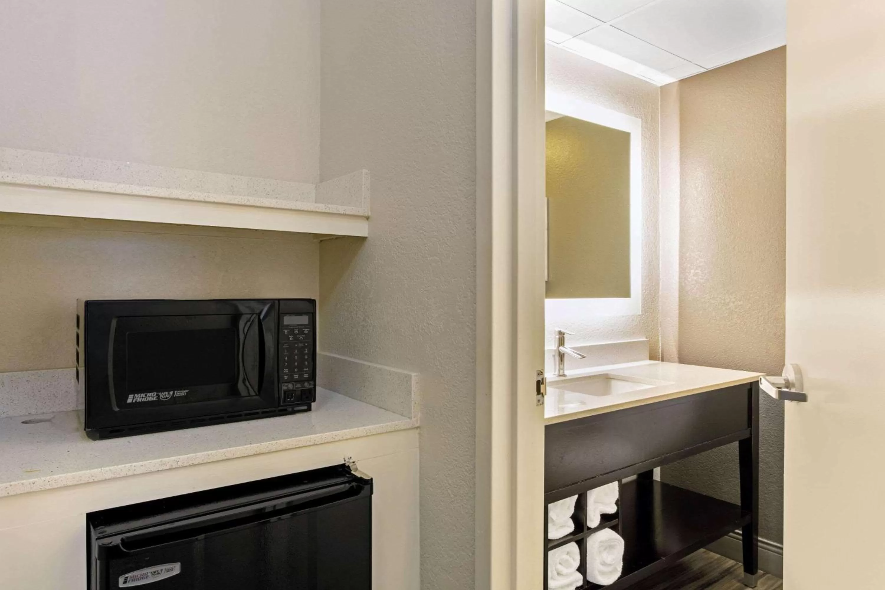 Bedroom in La Quinta by Wyndham Boston-Andover