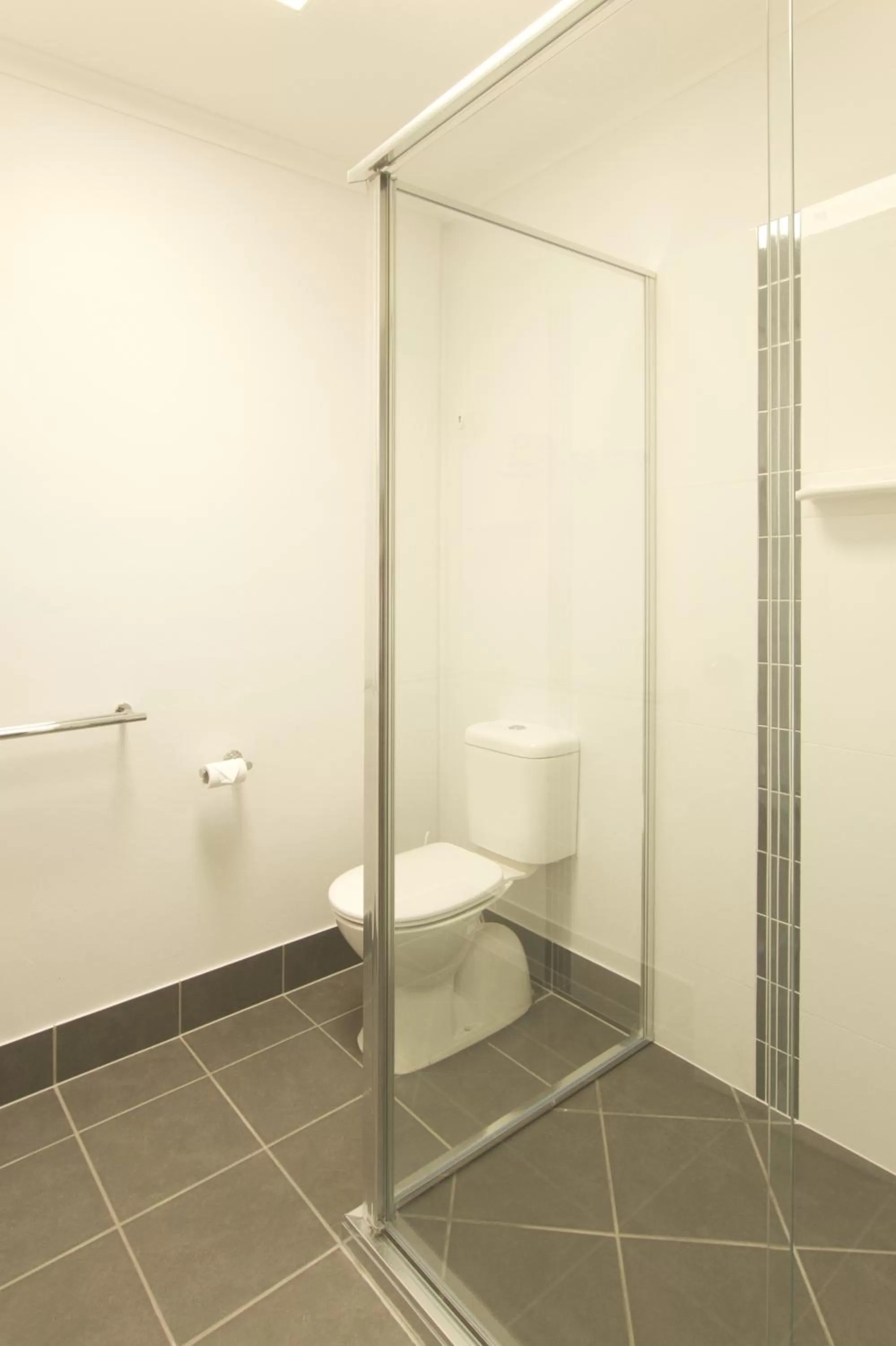 Shower in Glenmore Palms Motel