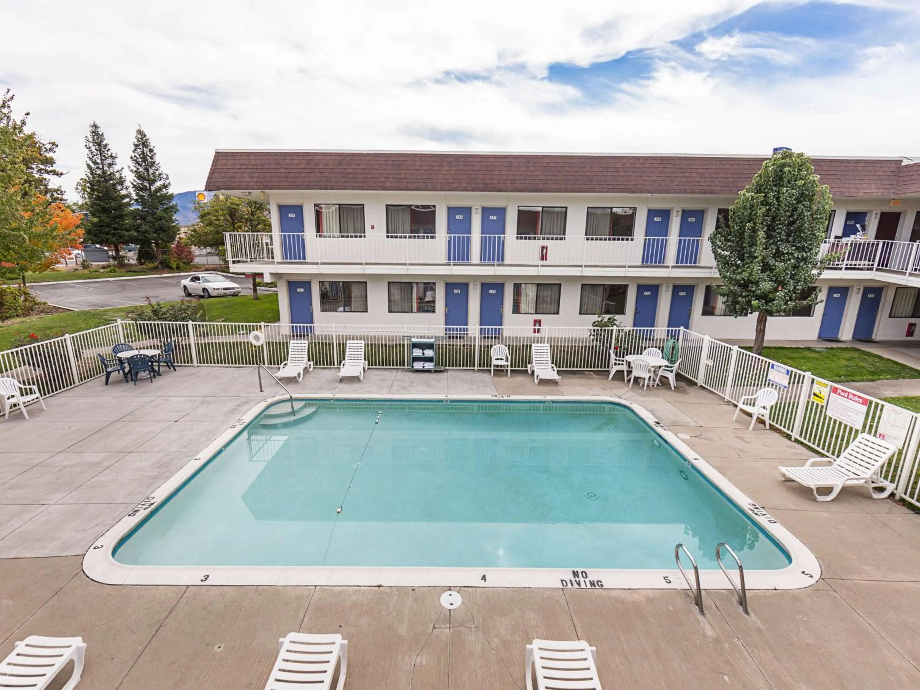 Day in Motel 6-Yreka, CA