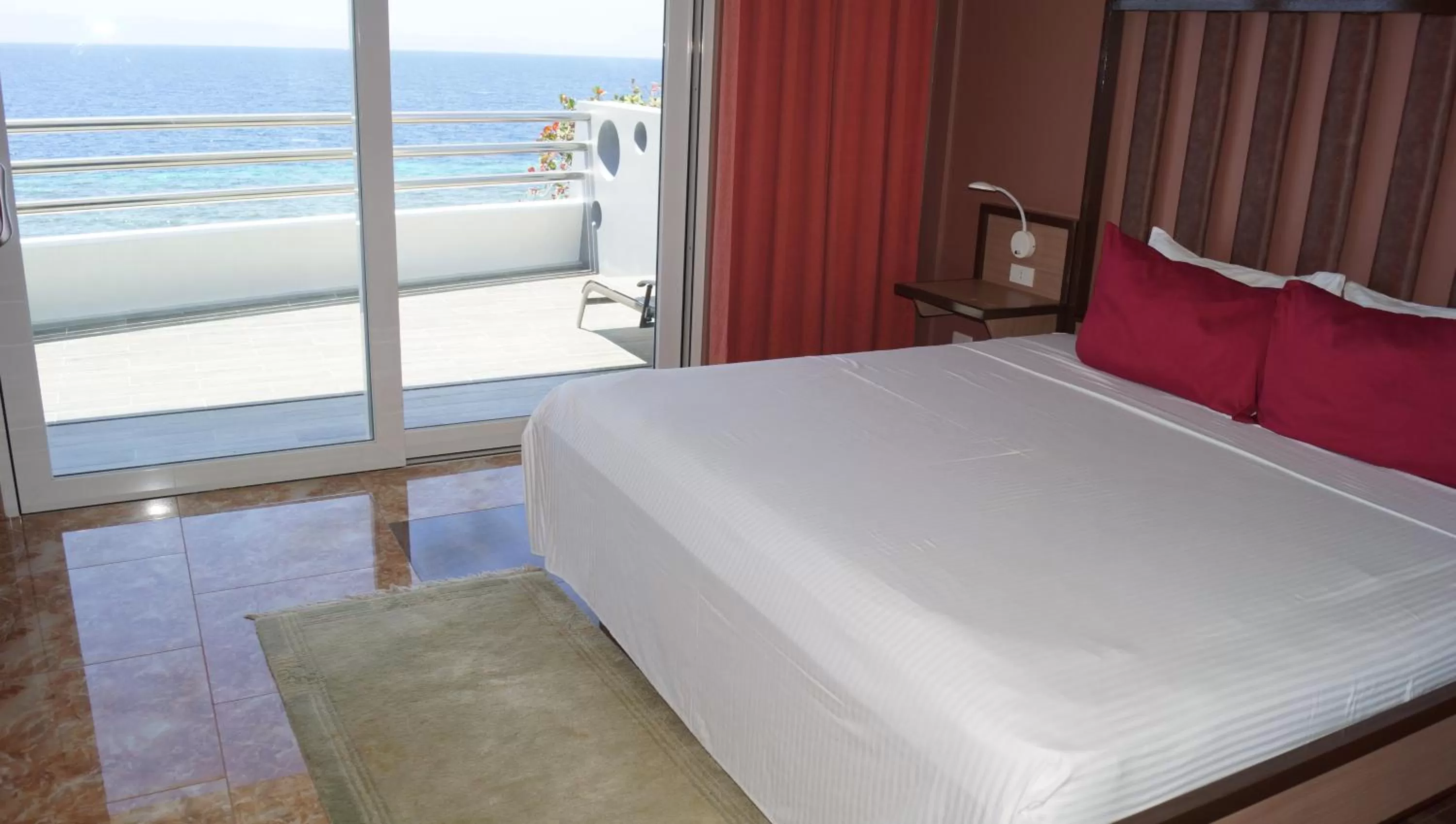 Bedroom, Bed in Panglao Sea Resort - Tangnan