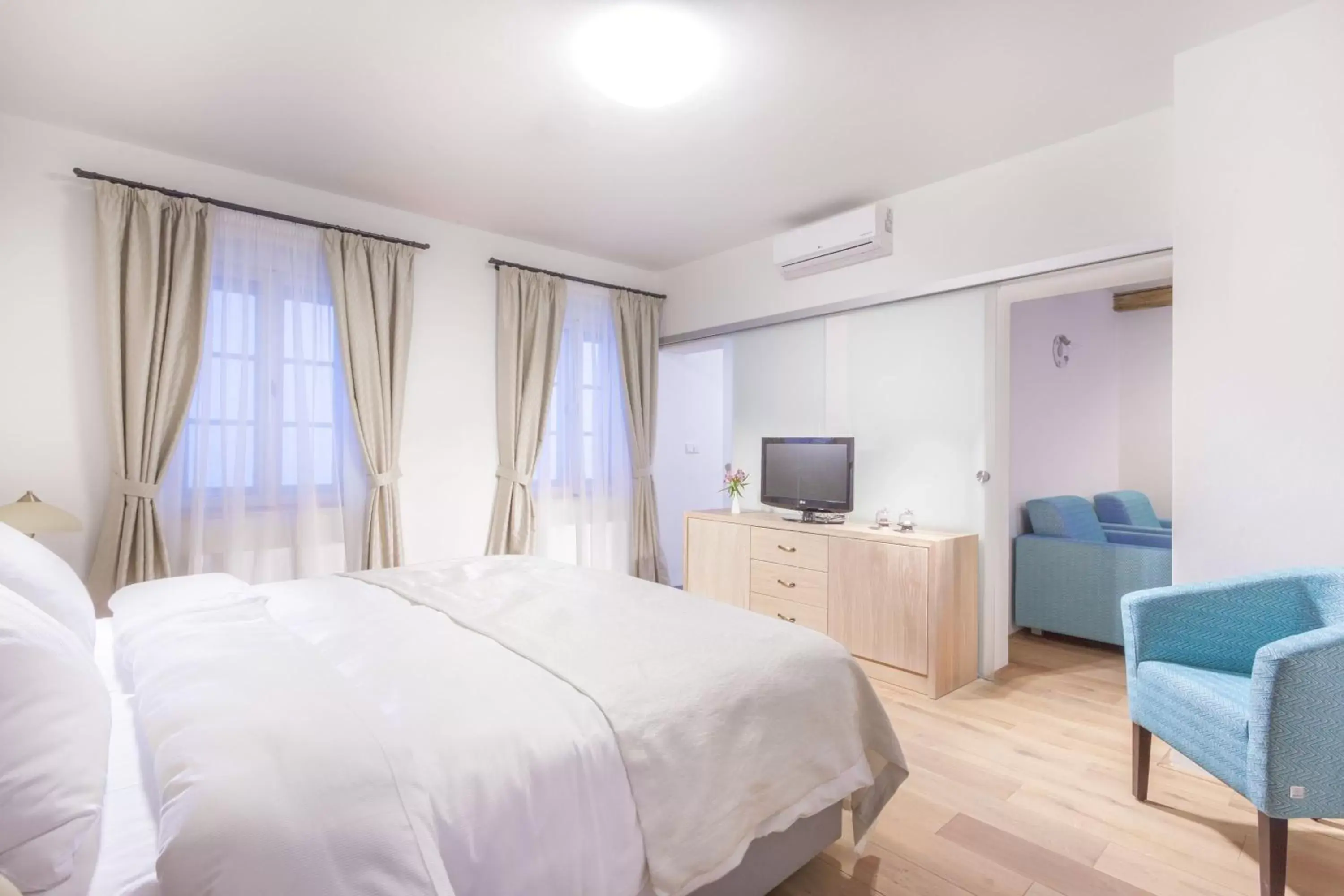 Superior One-Bedroom Suite in Hotel At the White Lily Superior One-Bedroom Suite in Hotel At the White Lily