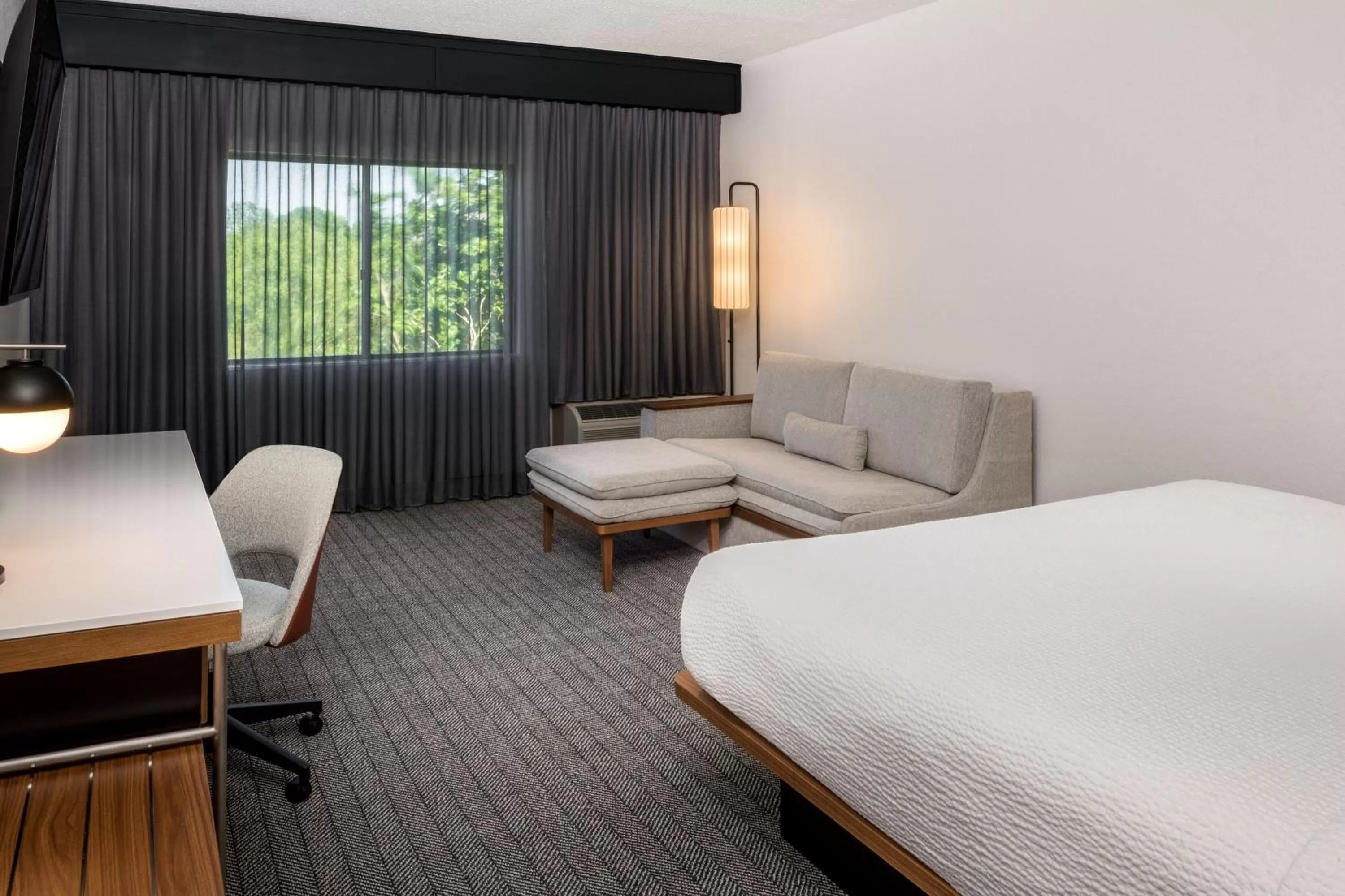 Photo of the whole room, Bed in Courtyard by Marriott Charlotte Ballantyne