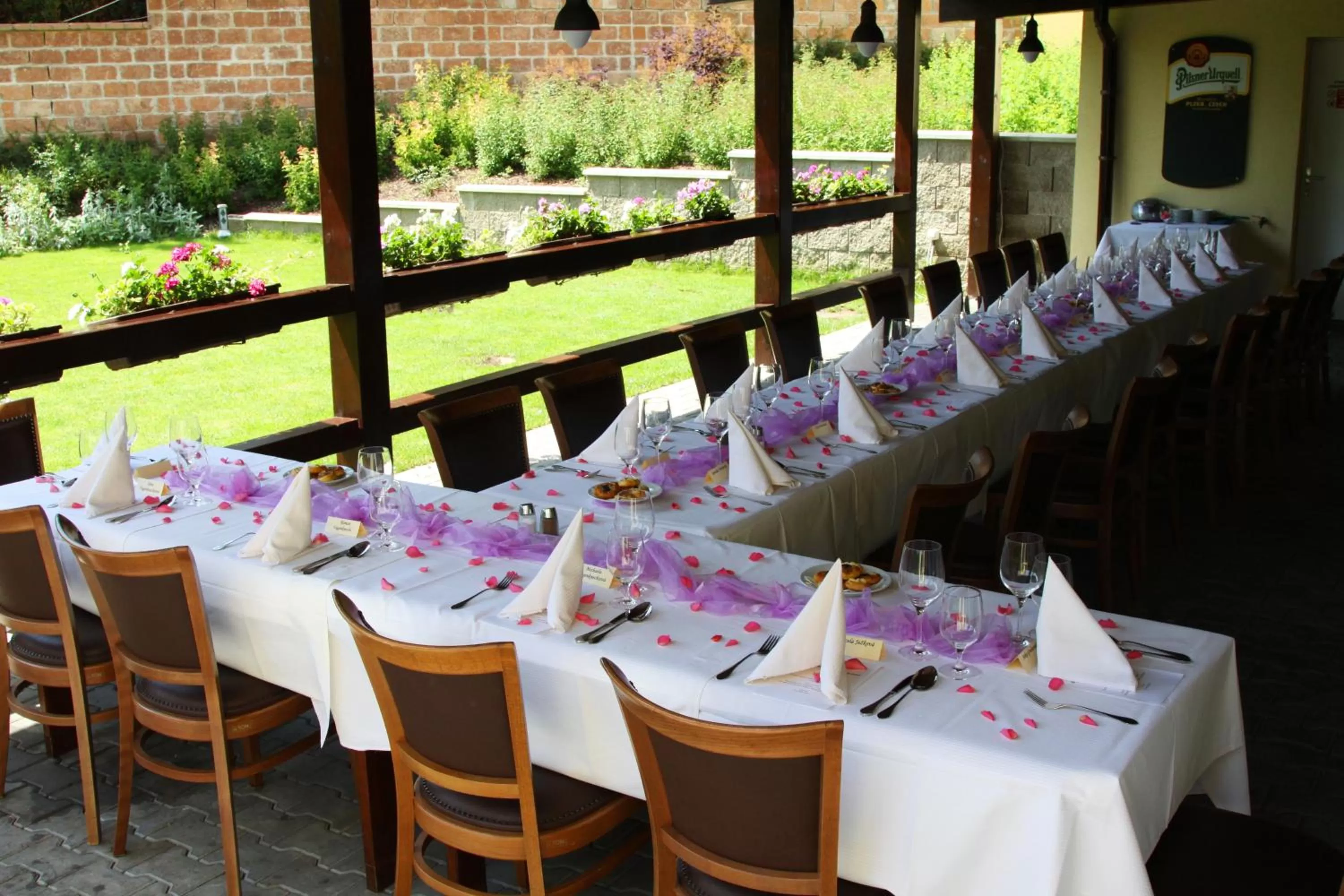 Restaurant/places to eat in Dolce Villa