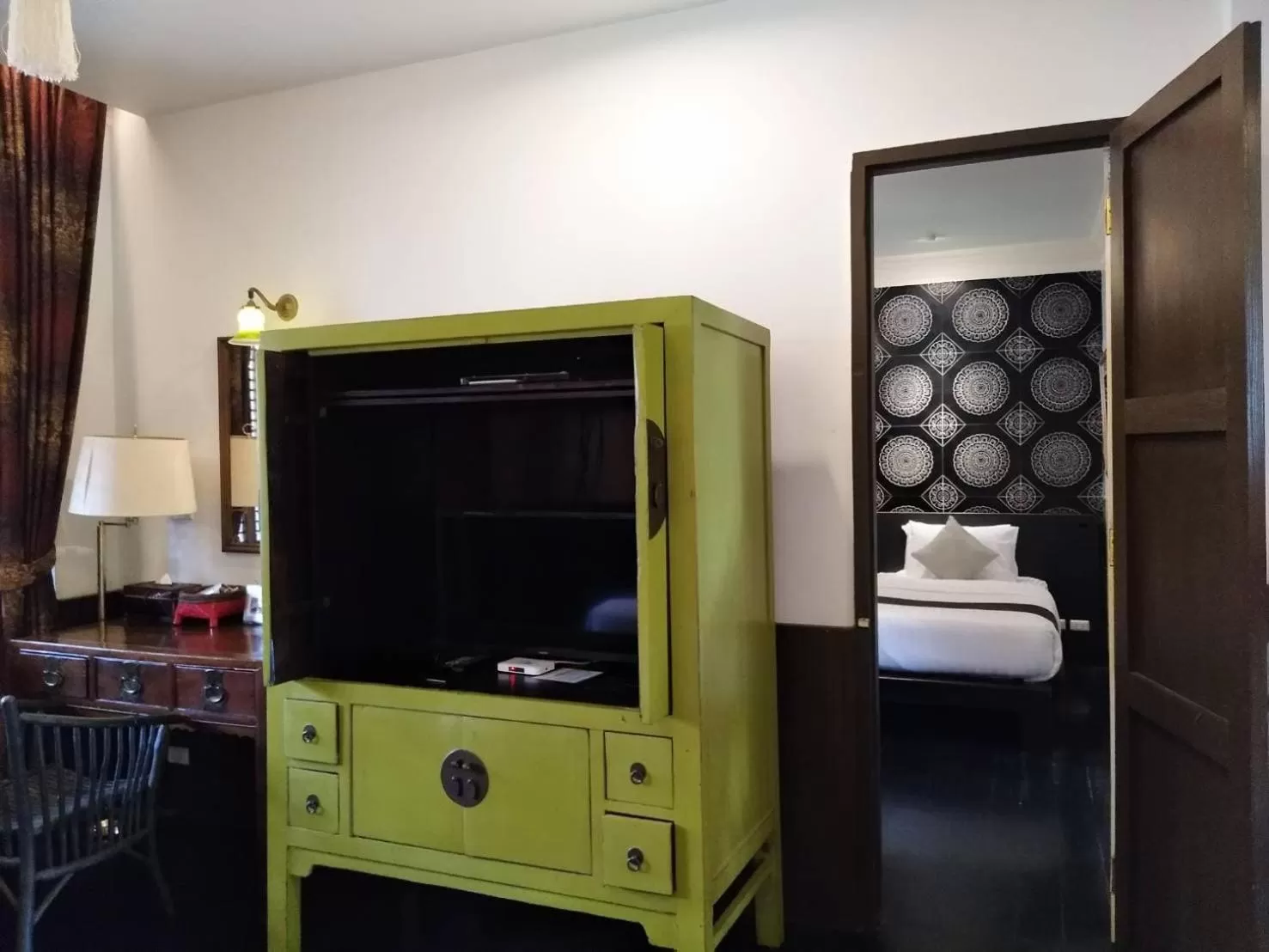 Property building, Bed in Tharaburi Resort