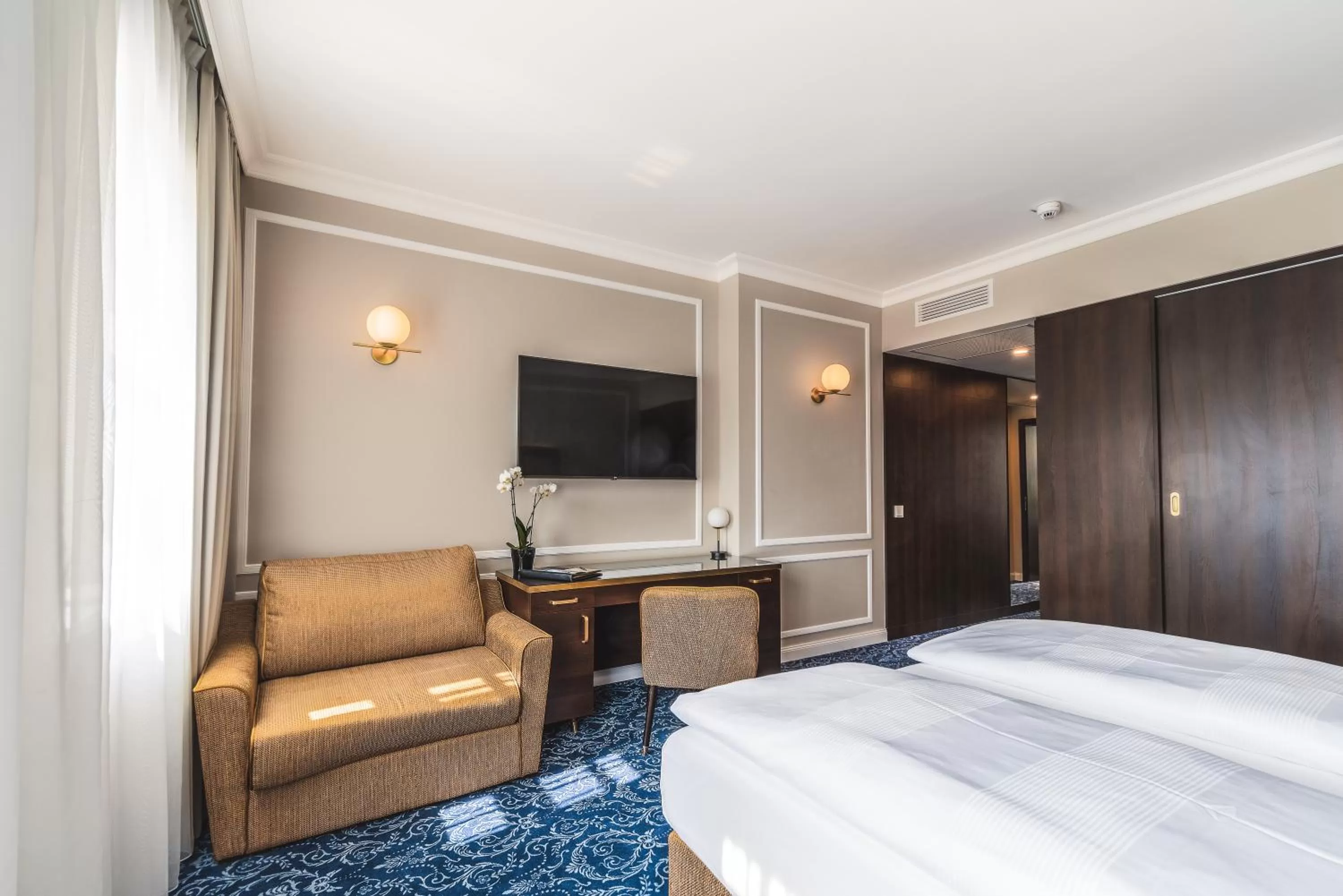 TV and multimedia, Bed in Hotel Suitess