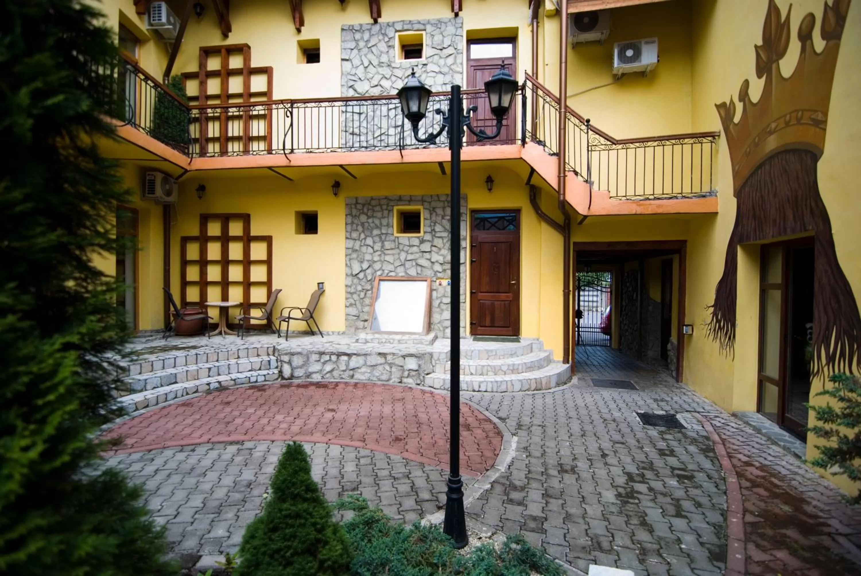 Facade/entrance in Curtea Brasoveana