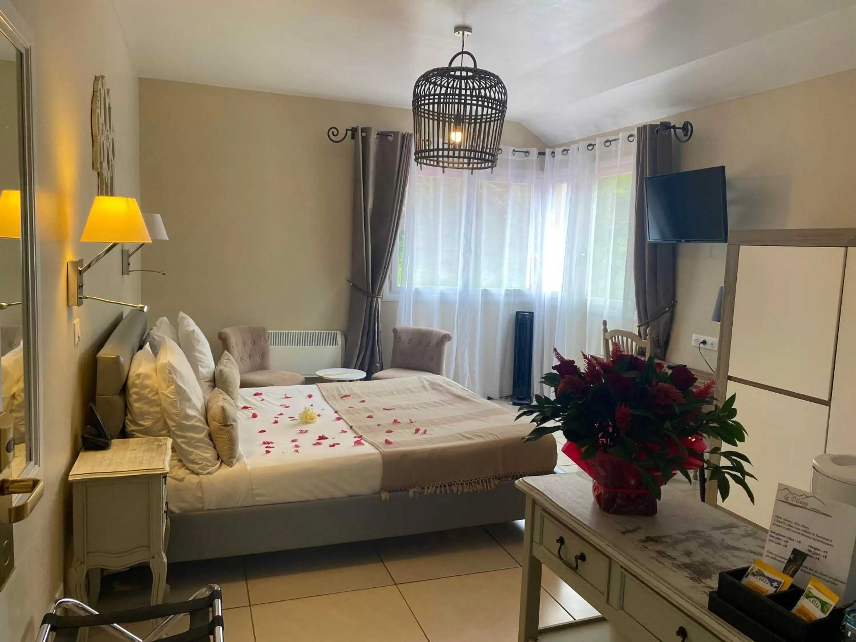 TV and multimedia, Bed in Hotel Le Cilaos