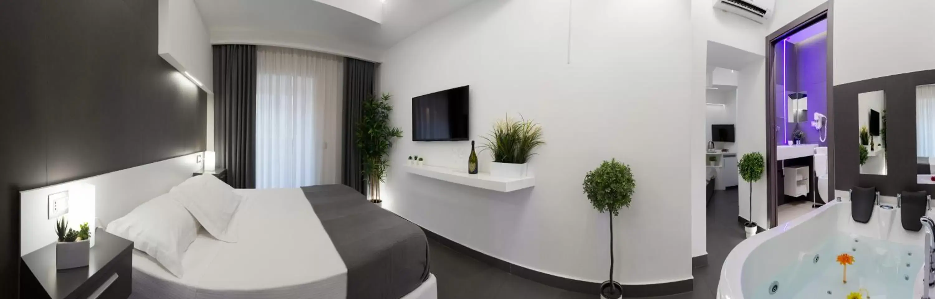 Queen Room with Spa Bath in Le Suites Del Duomo Queen Room with Spa Bath in Le Suites Del Duomo