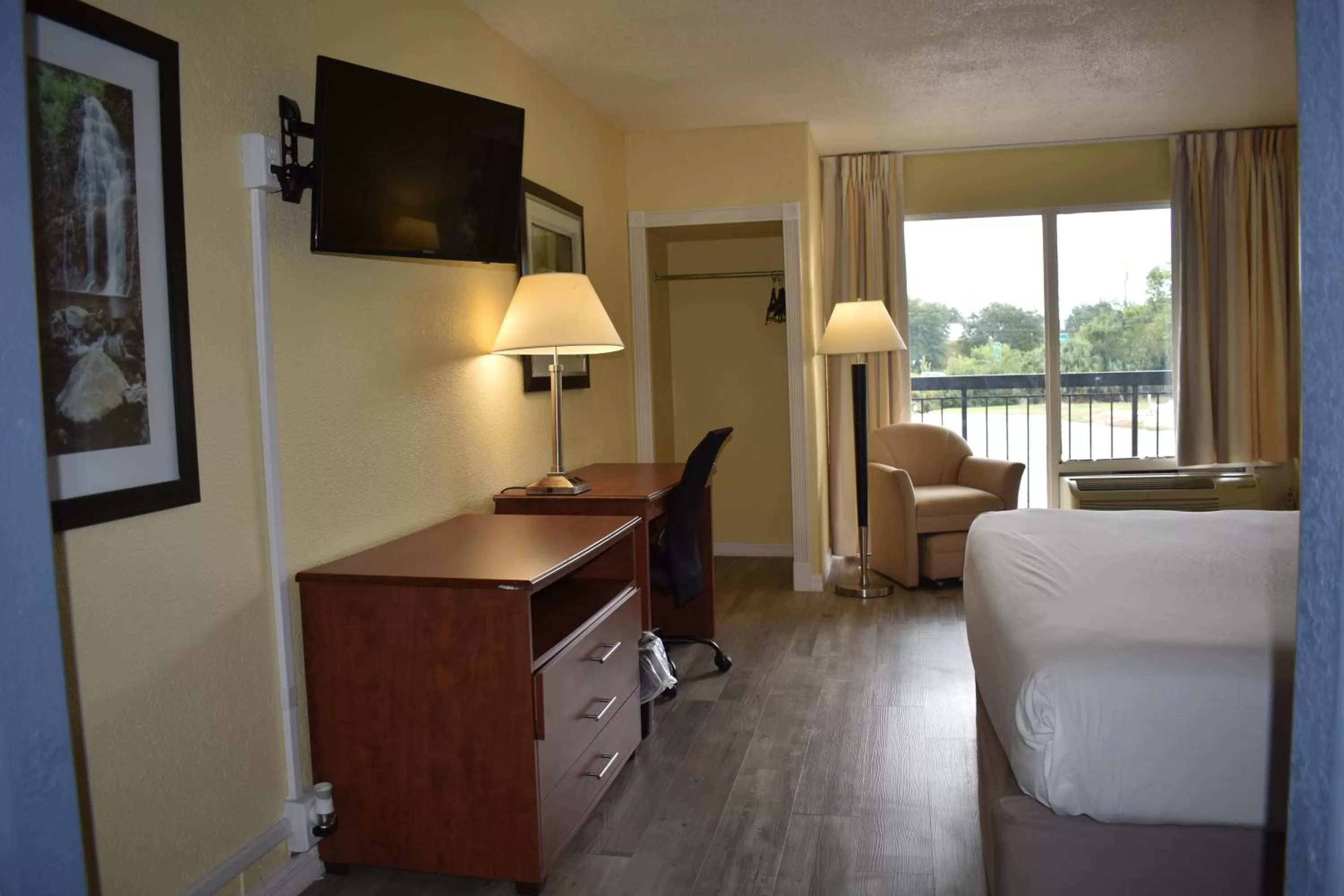 Bedroom, Bed in Days Inn by Wyndham Wildwood I-75