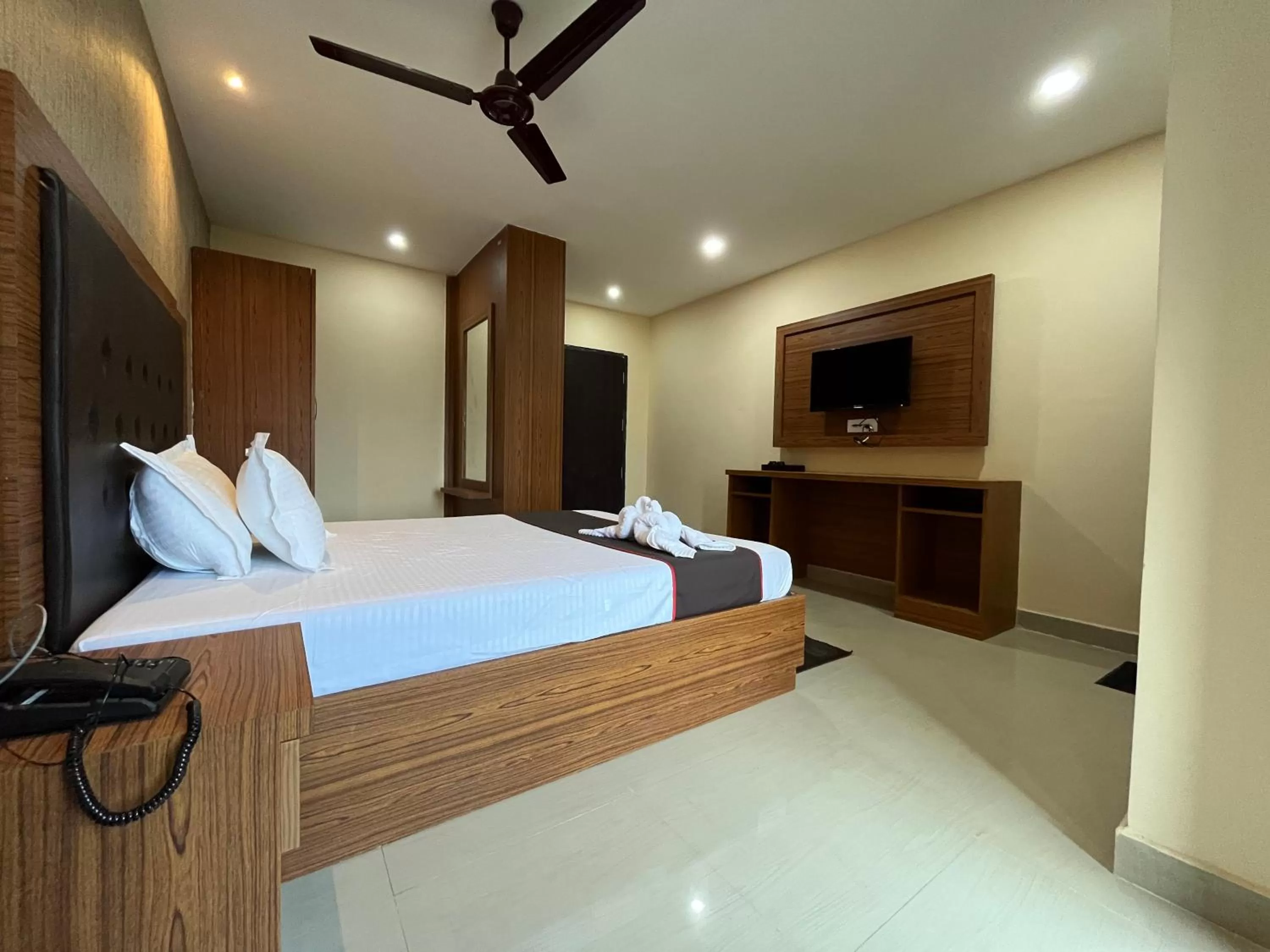 Communal lounge/ TV room, Bed in The Rhino