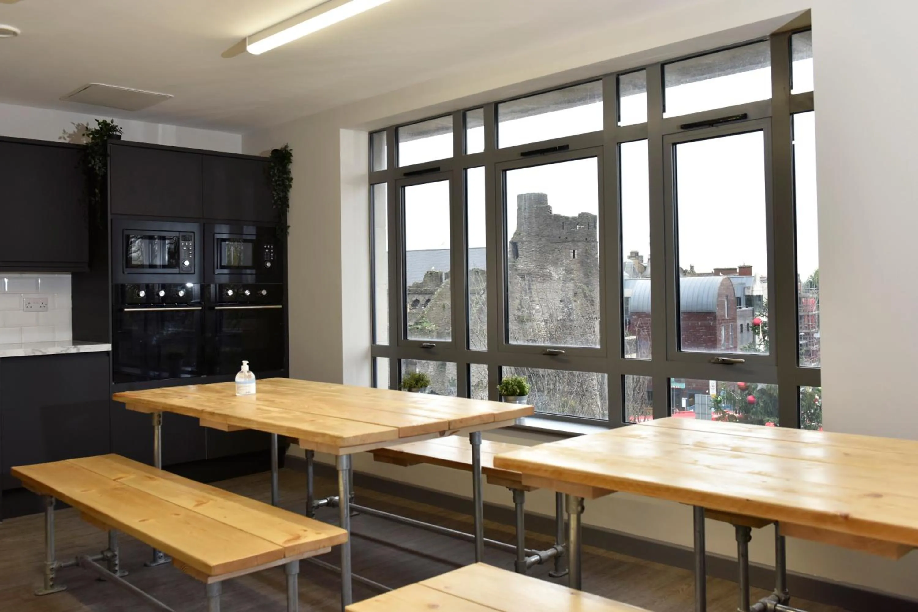 Communal lounge/ TV room in Cwtsh Hostel