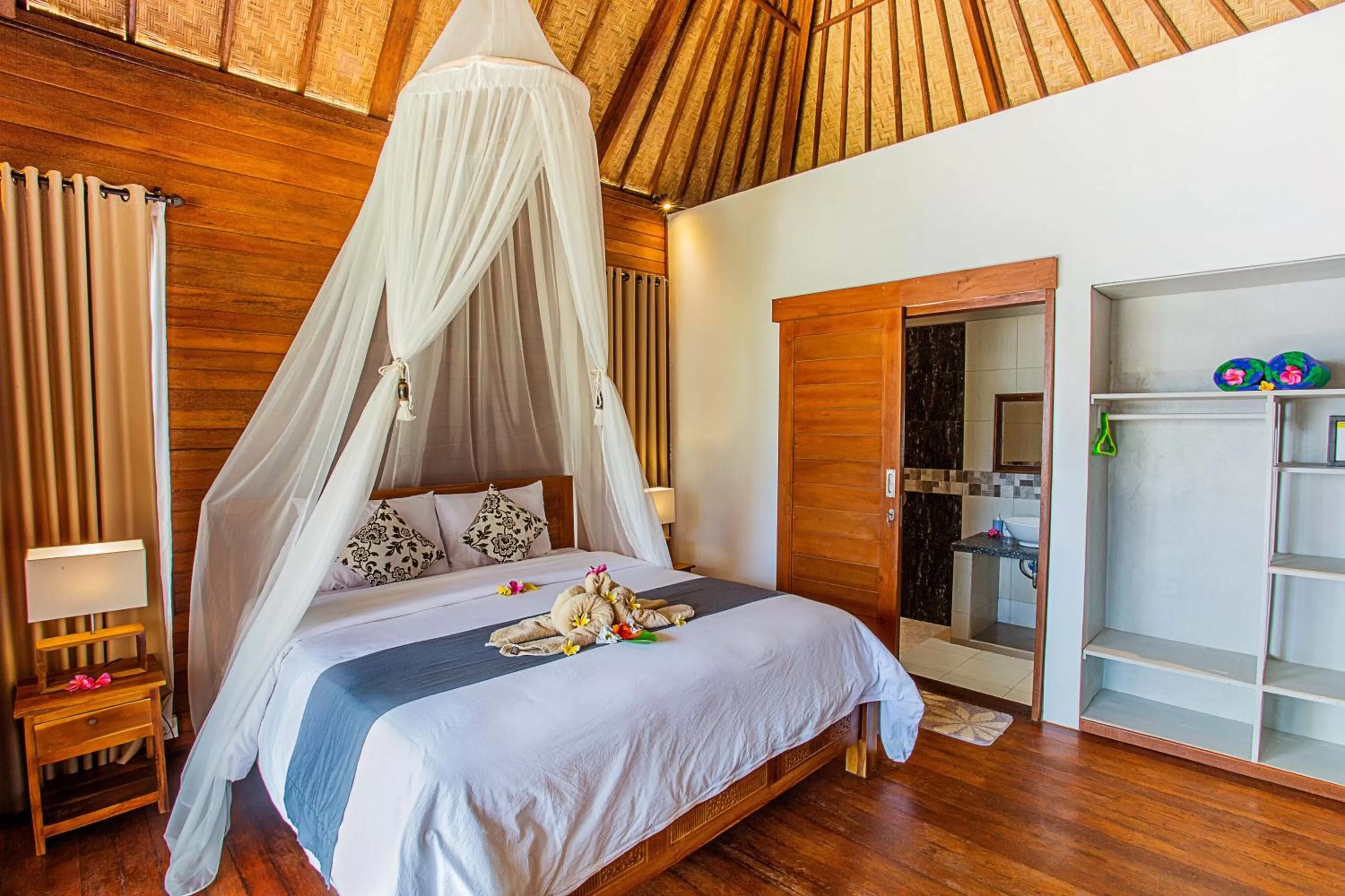 Bed in Nusa Veranda Sunset Villas & Restaurant