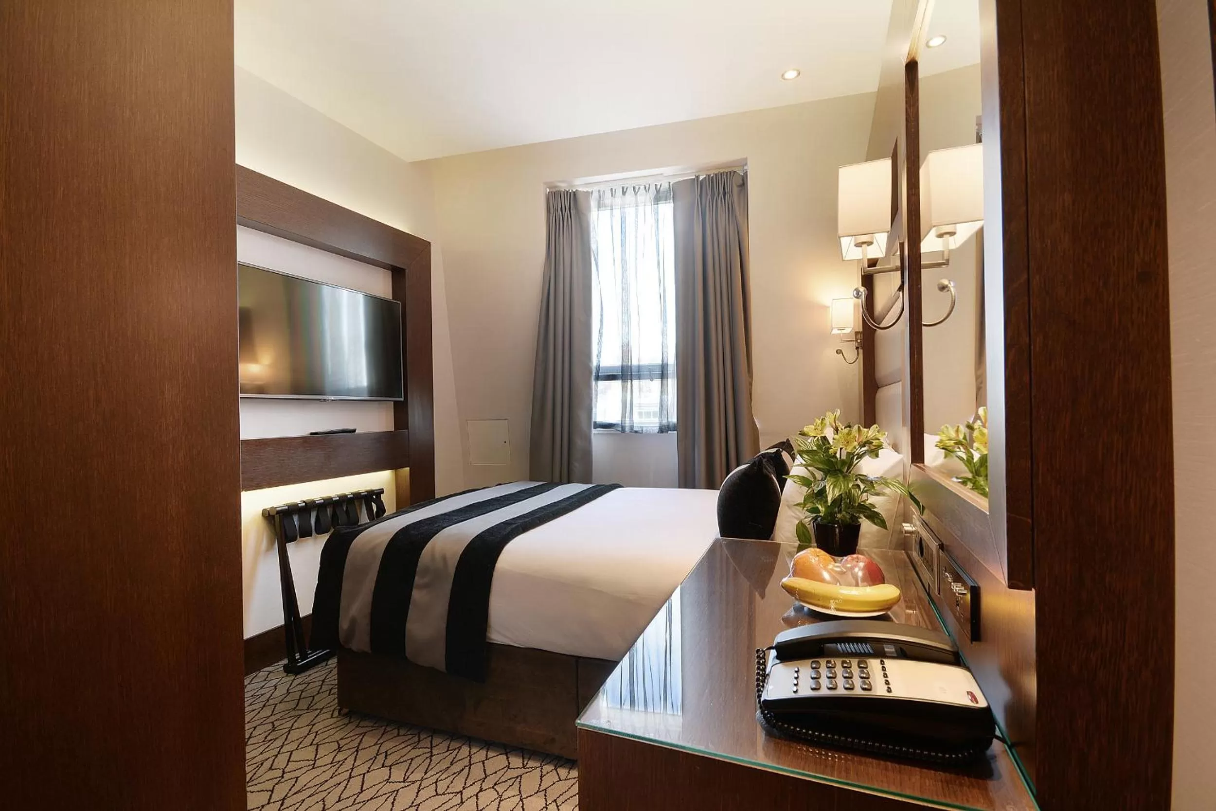 Bedroom, Bed in Park Grand Paddington Court