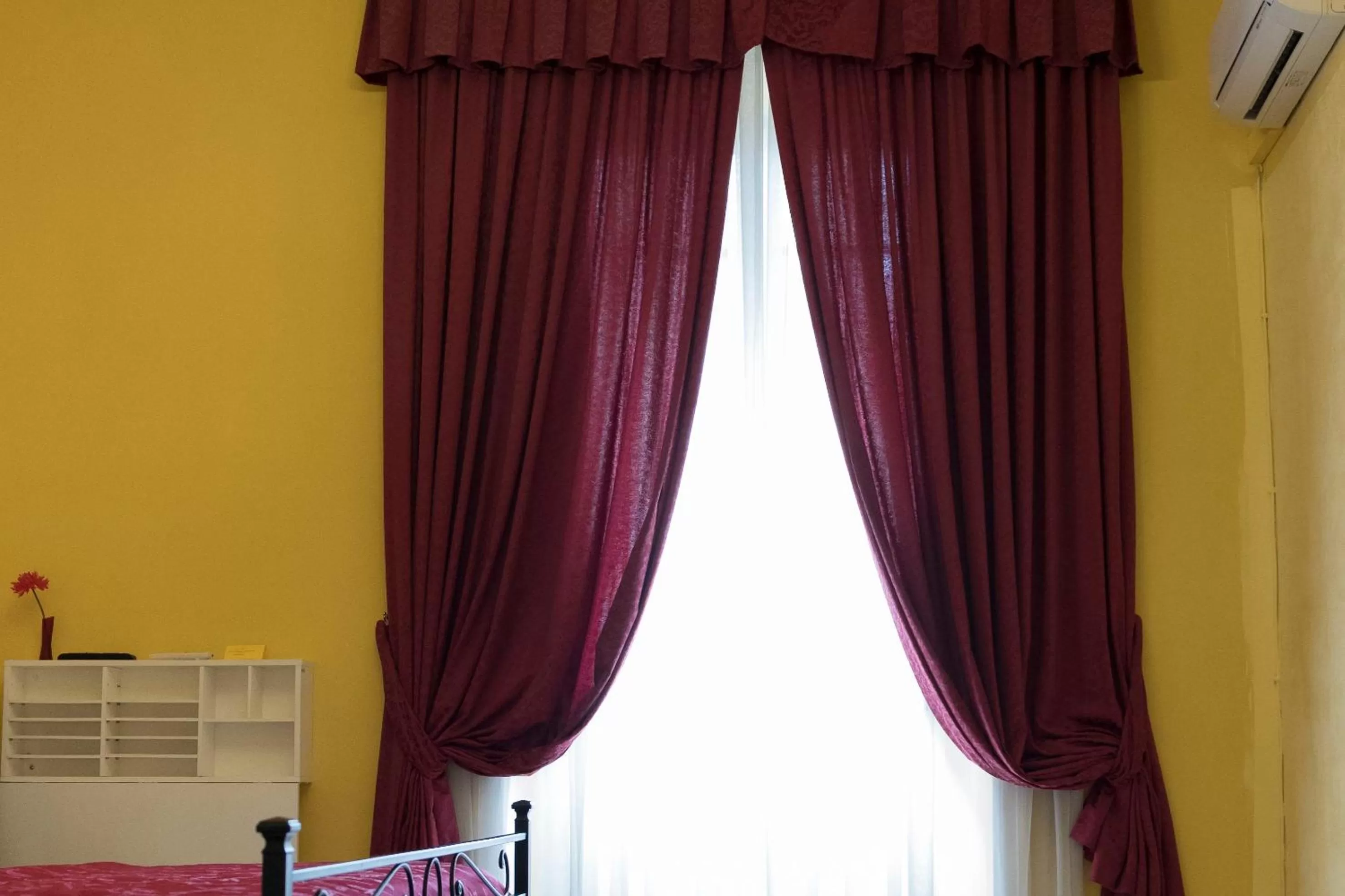 Photo of the whole room, Bed in La Breccia A Porta Pia