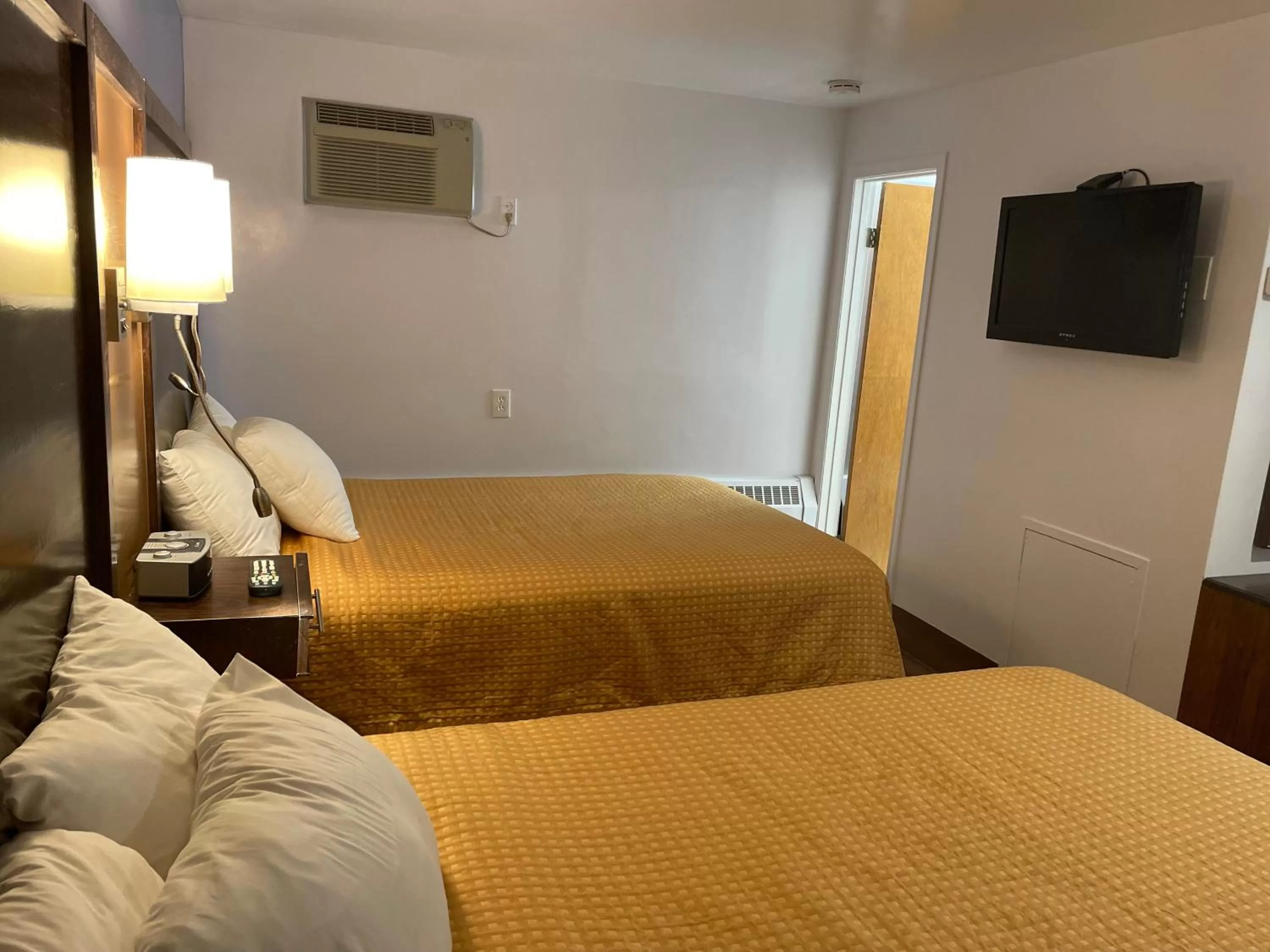 Bed in Scottish Inn - North Tonawanda