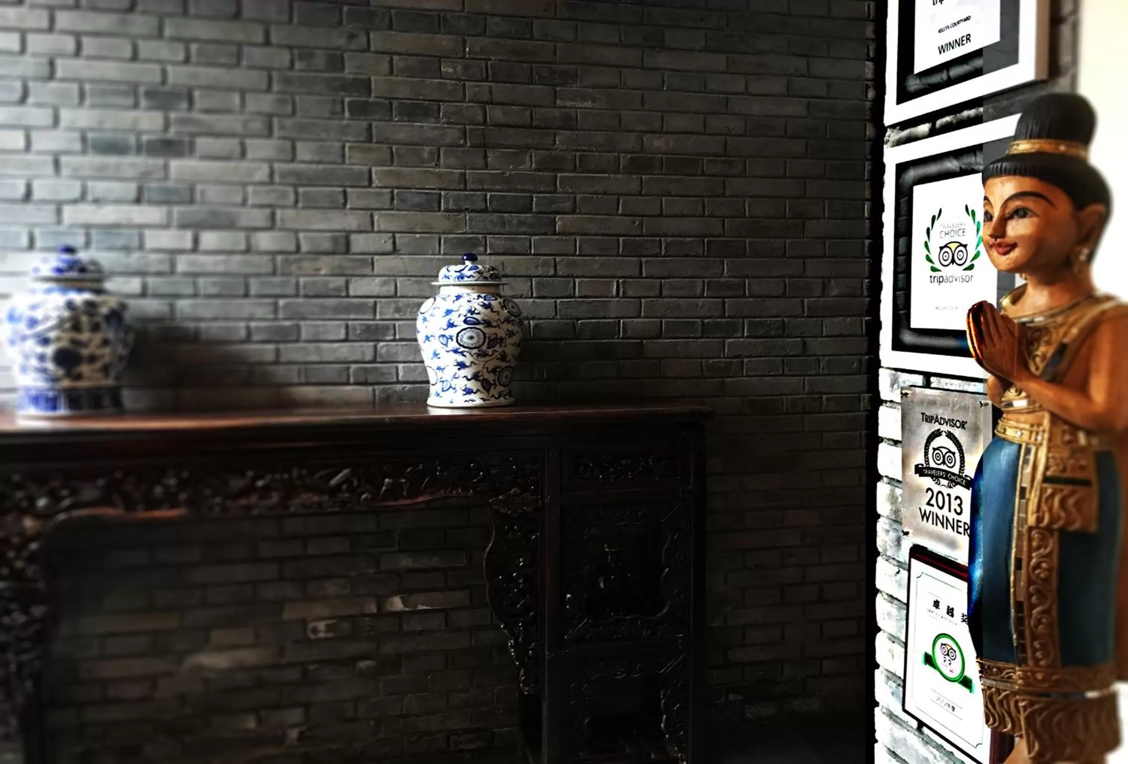 Decorative detail, Lobby/Reception in Kelly‘s Courtyard Hotel