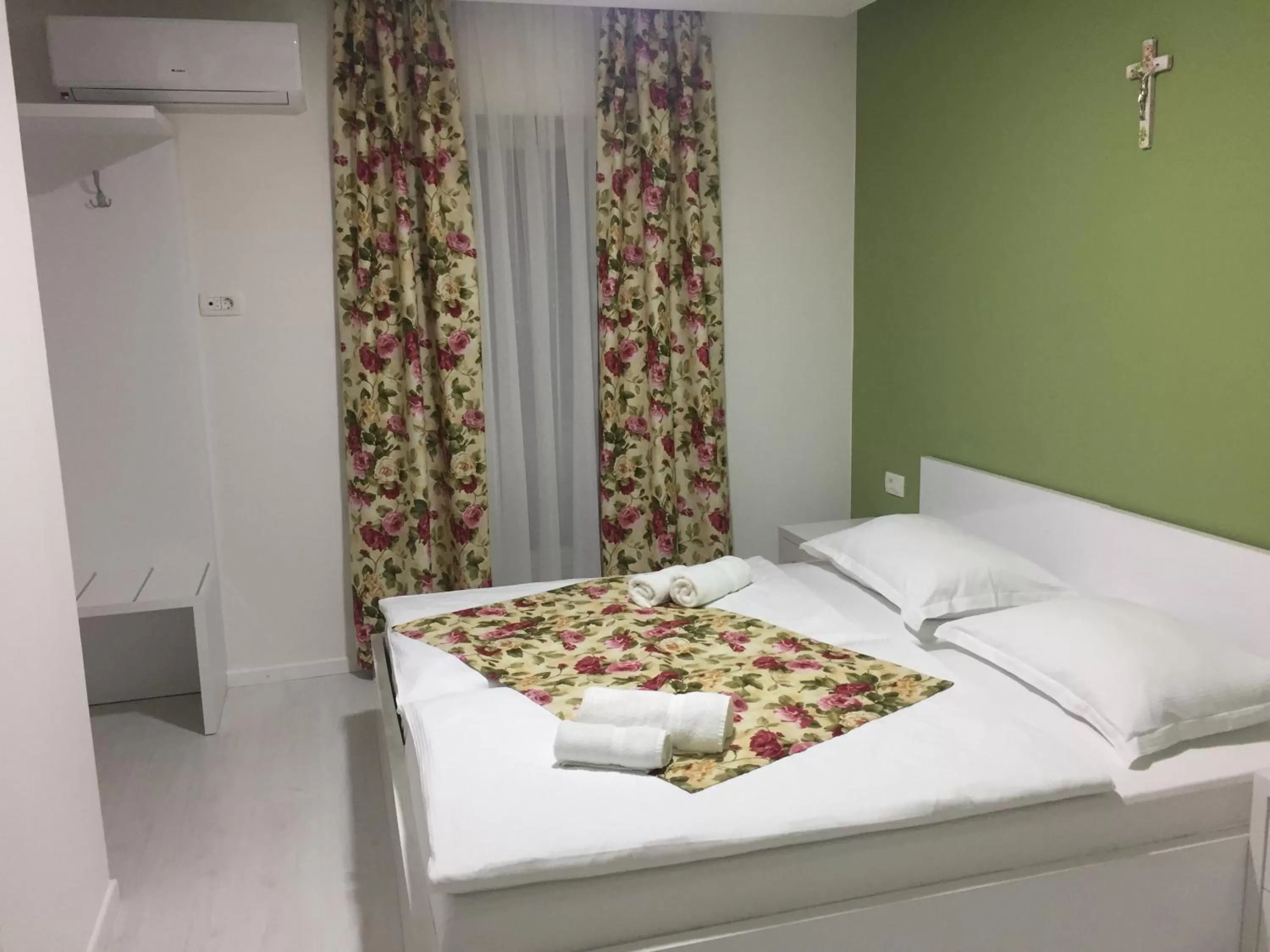 Decorative detail, Bed in Villa Flowers