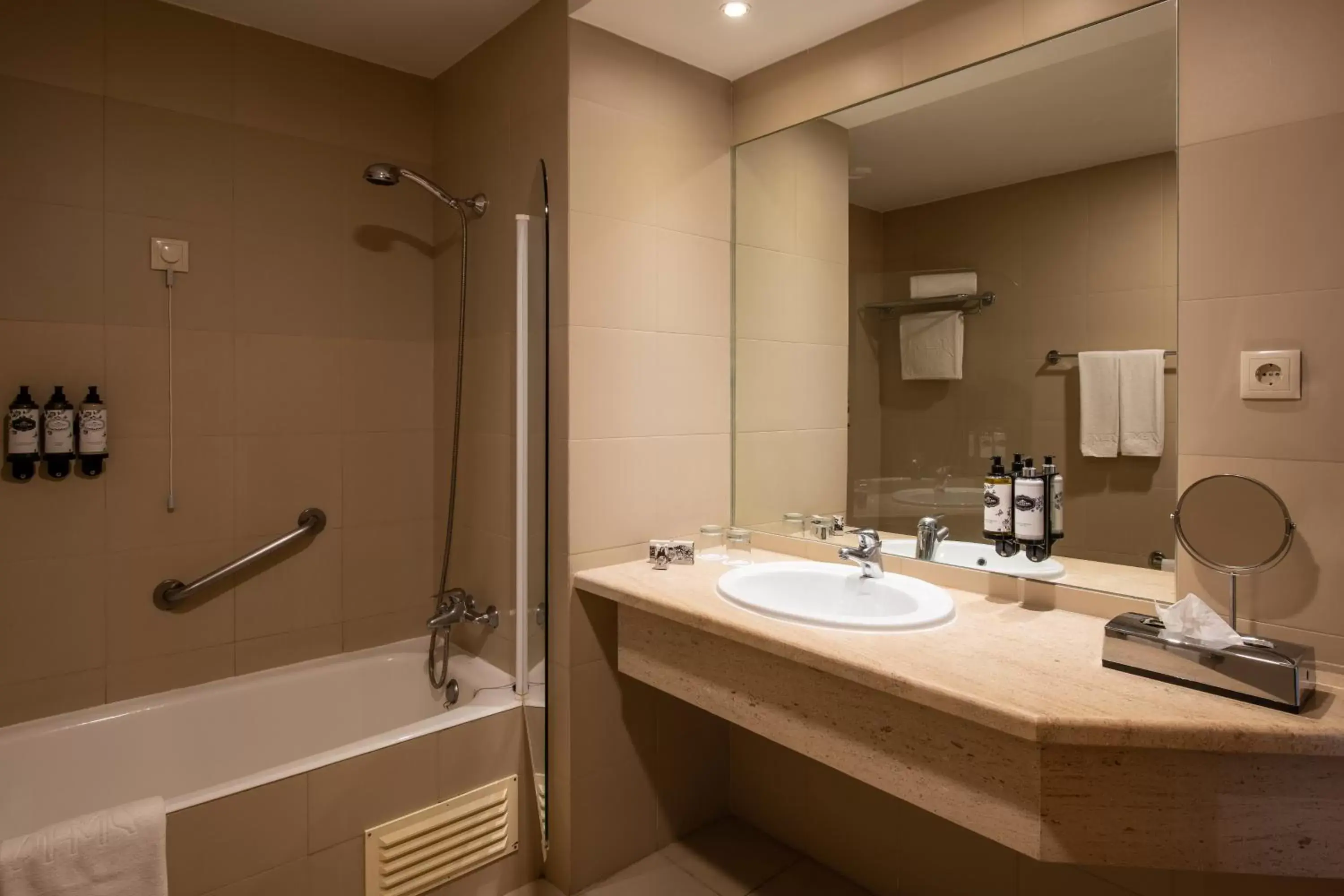 Deluxe Double or Twin Room with Balcony in Hotel Mundial Deluxe Double or Twin Room with Balcony in Hotel Mundial