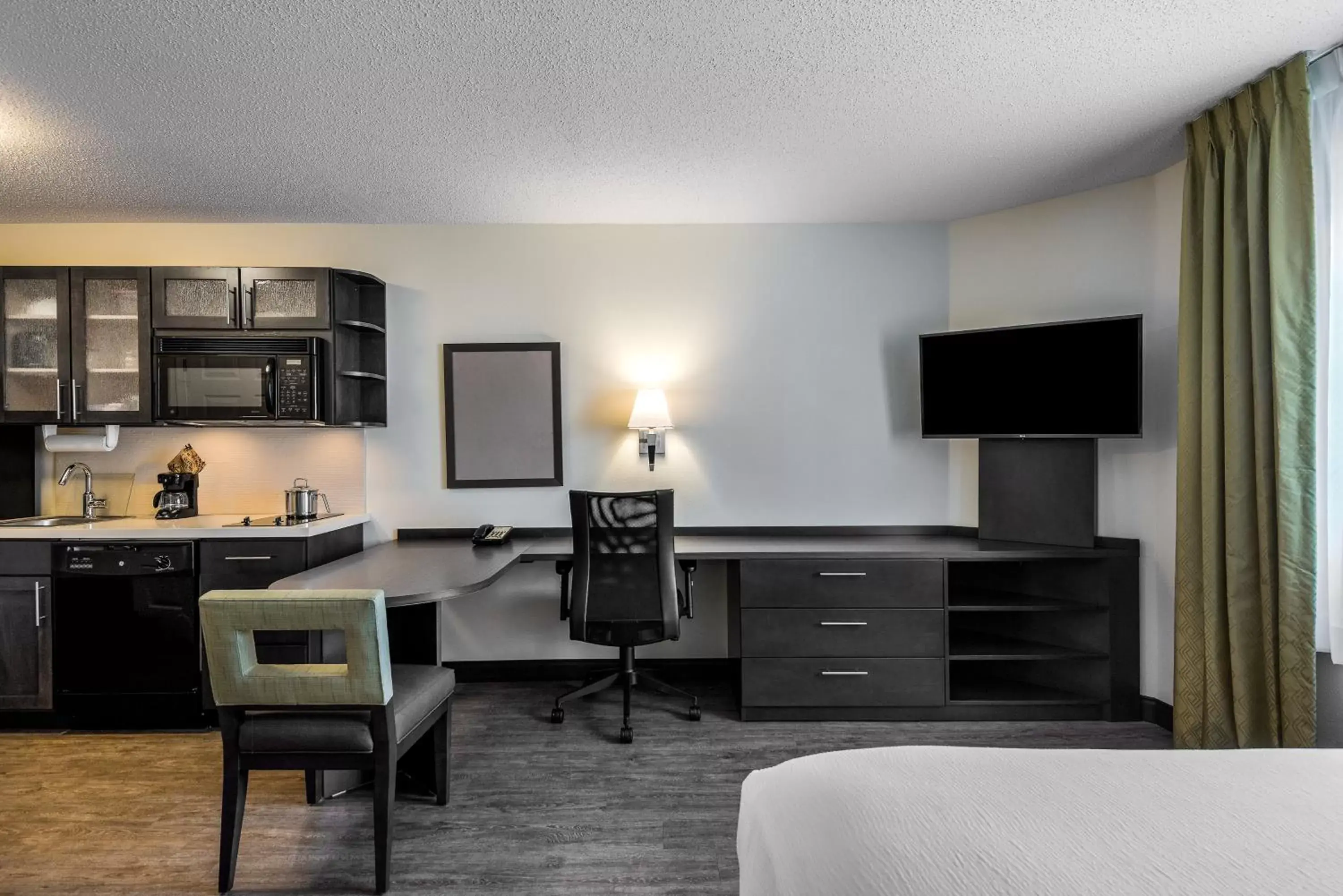 Studio Suite in Candlewood Suites Raleigh Crabtree by IHG Studio Suite in Candlewood Suites Raleigh Crabtree by IHG