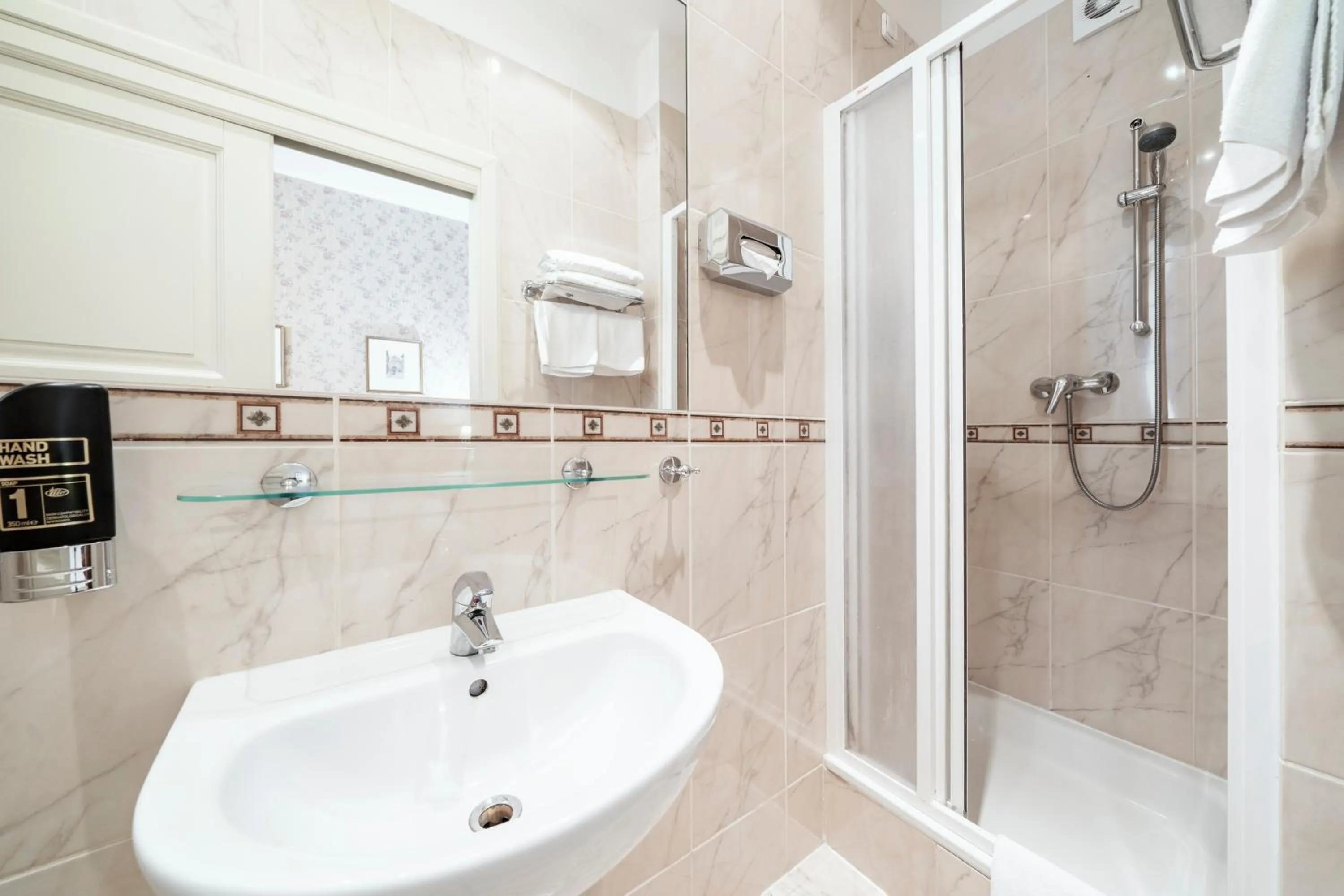 Bathroom in Hotel Raffaello Prague