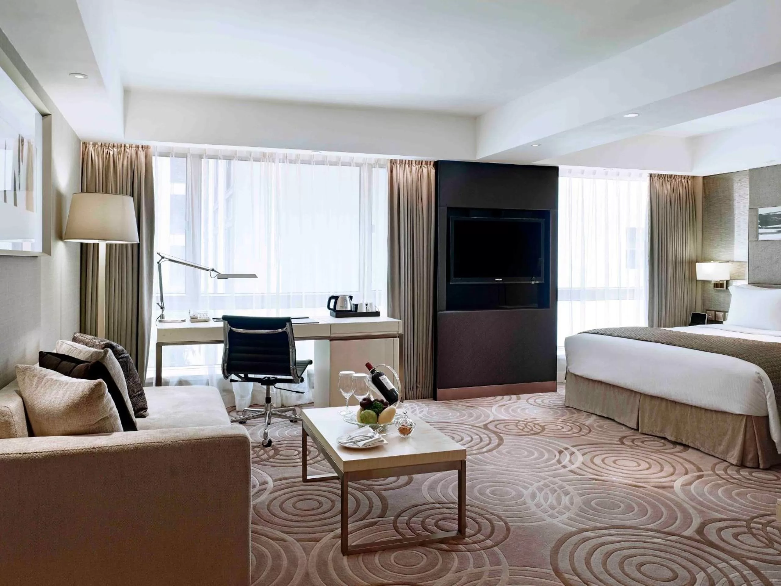 Photo of the whole room, Bed in The Royal Garden