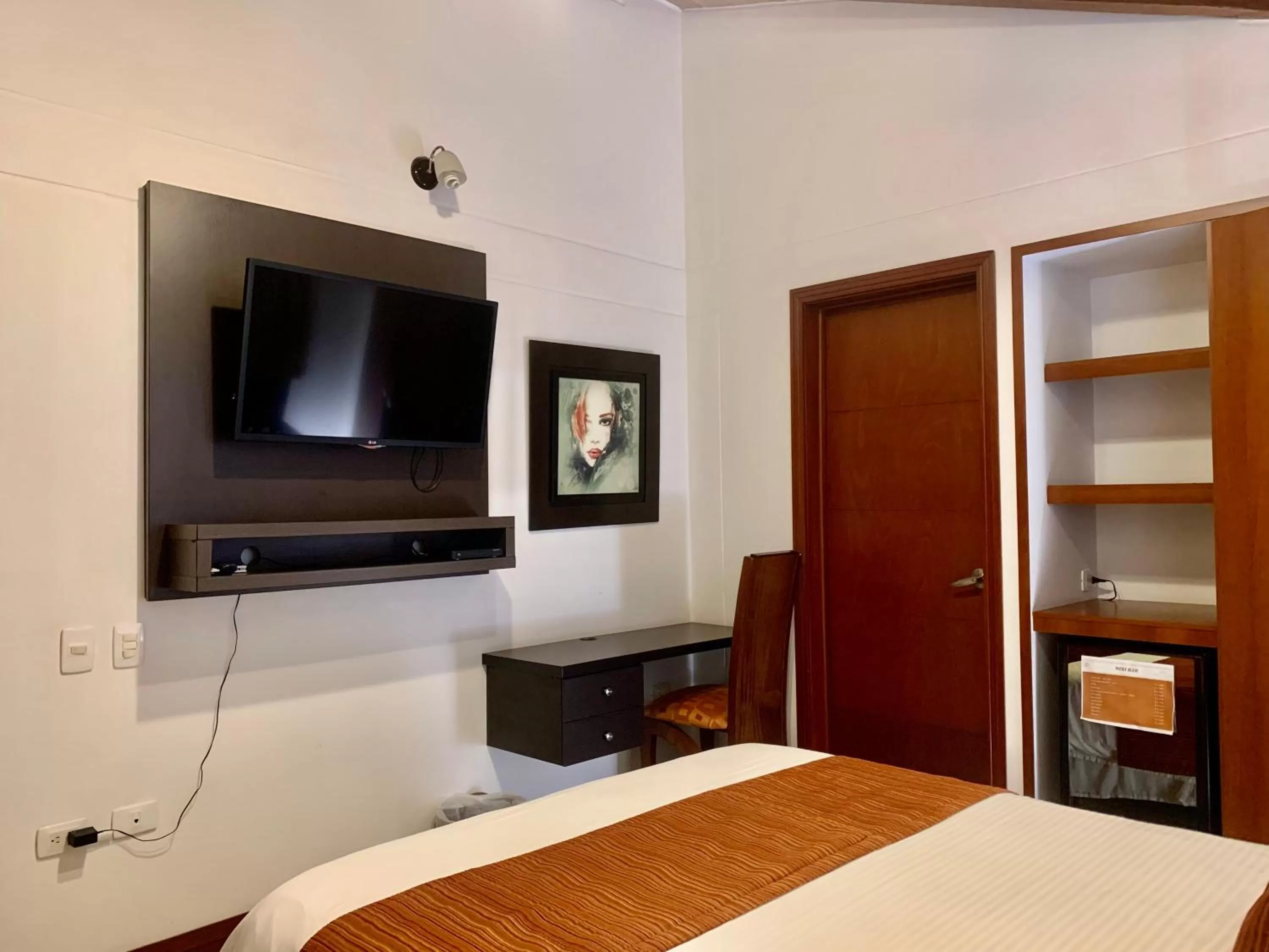 Bedroom, TV/Entertainment Center in Hotel Serenity Suites Casa Boutique
