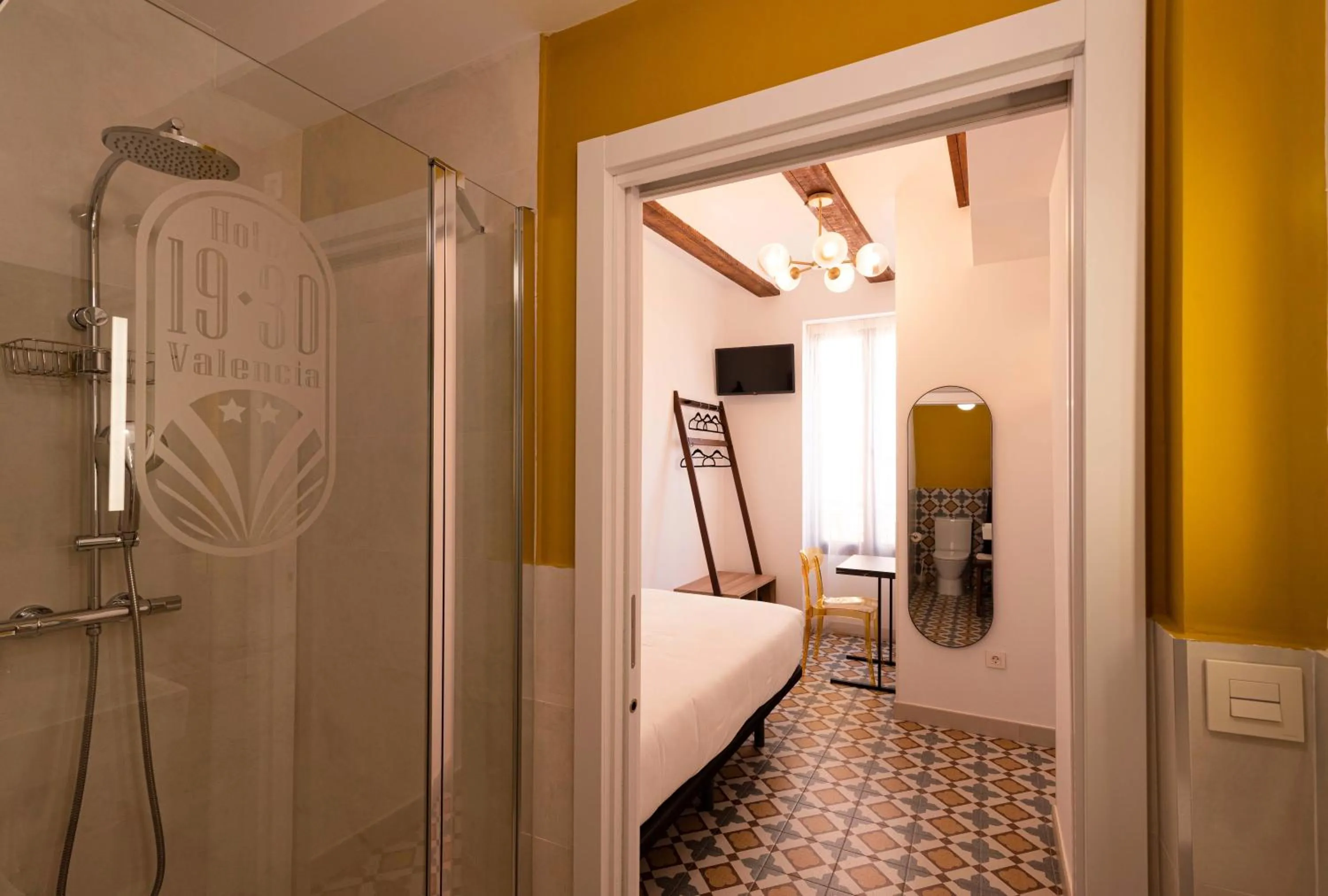 Shower, Bed in Hotel 19-30 Valencia