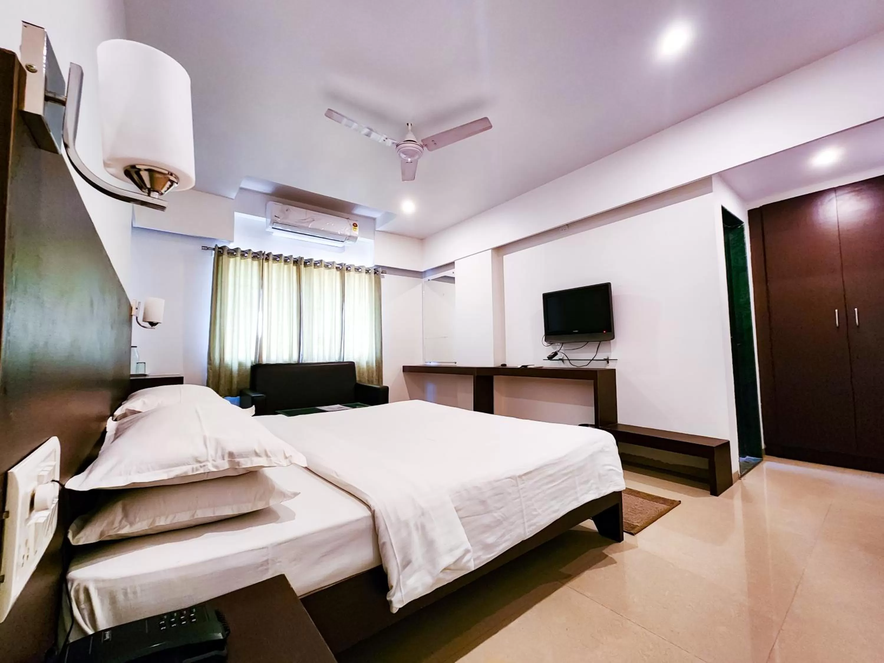 Bed in Hotel Rajwada Aurangabad