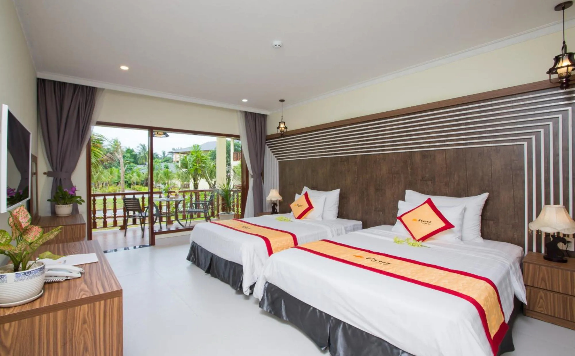 Bed in Elwood Premier Resort Phu Quoc
