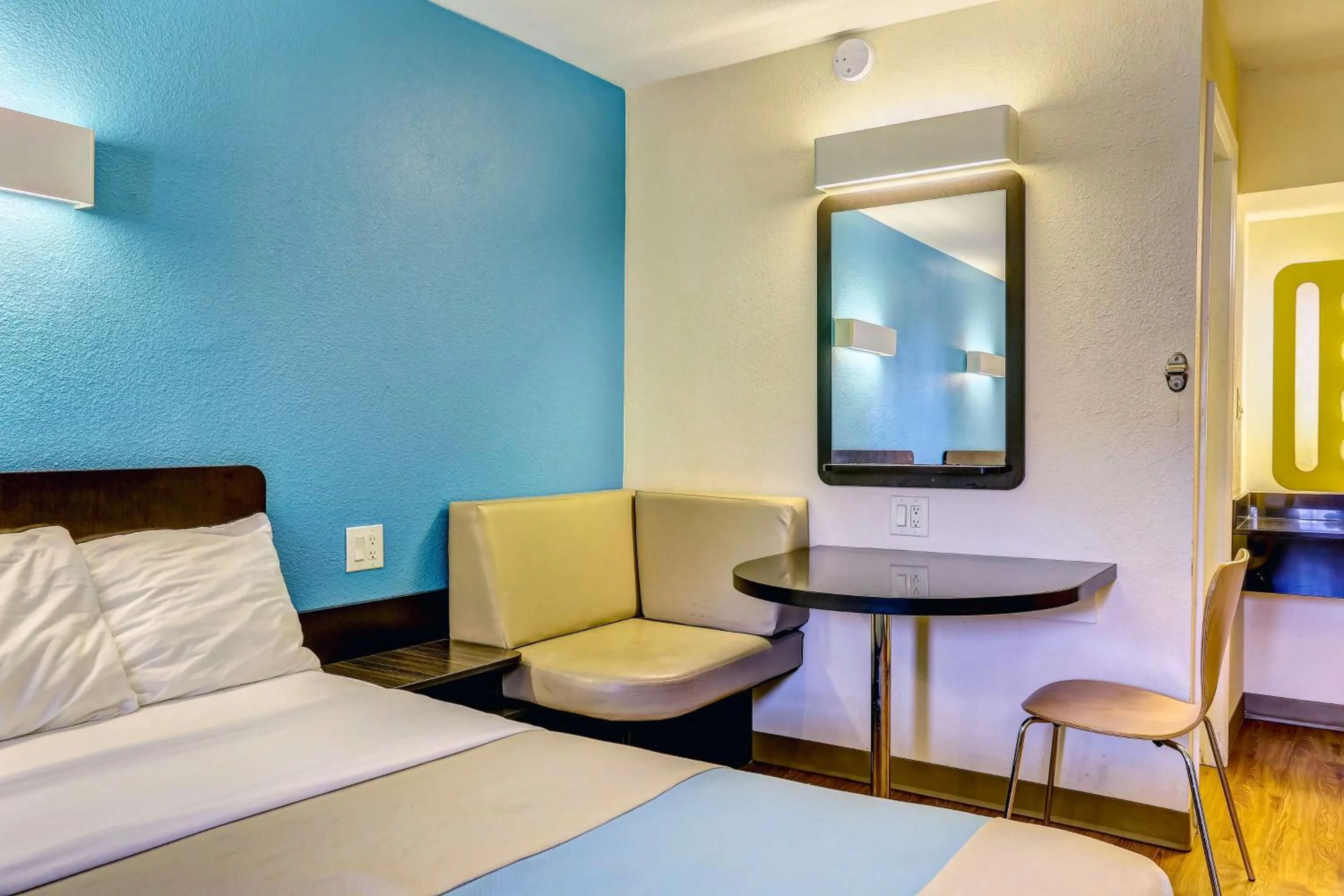 Seating area, Bed in Motel 6-Dickson, TN