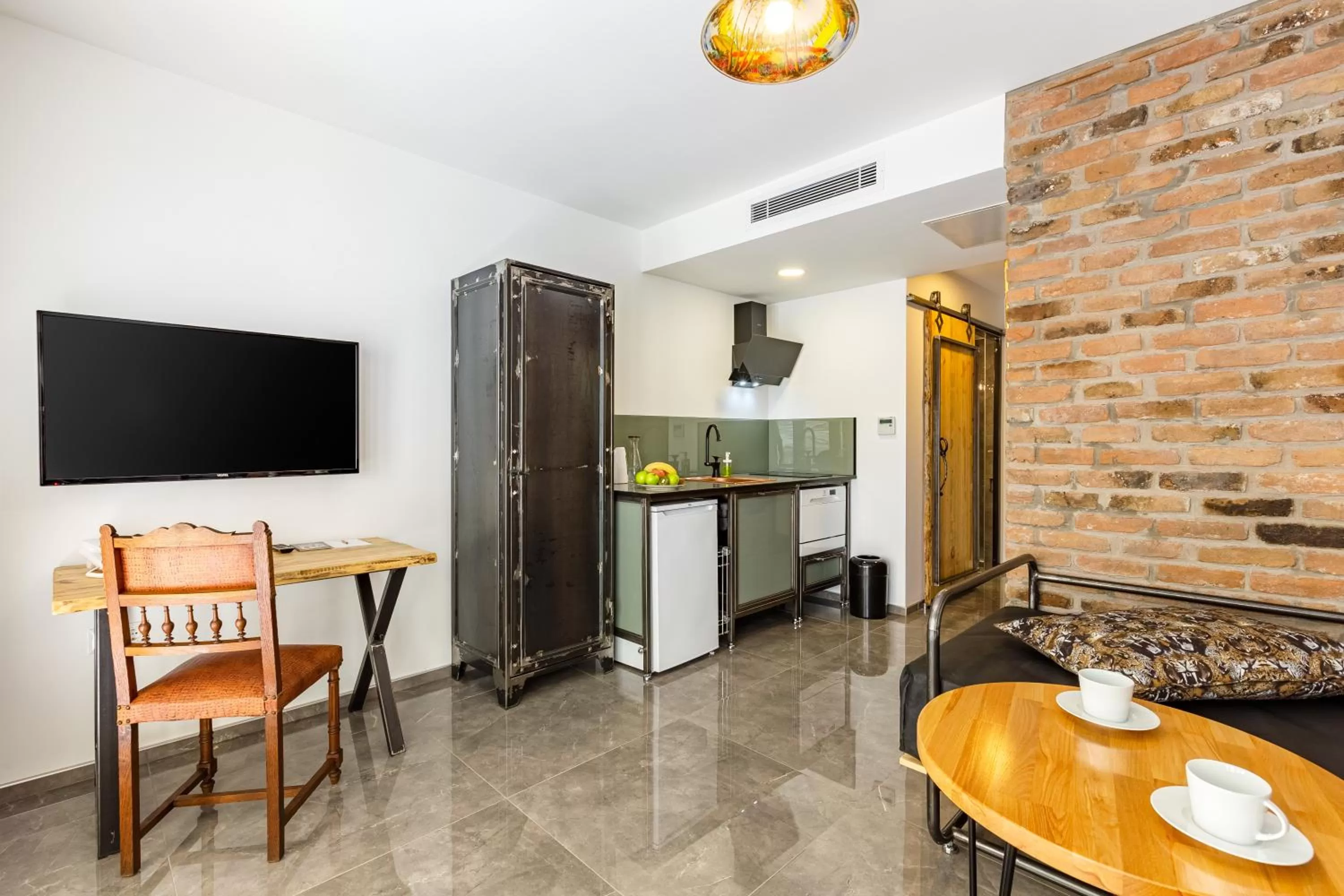 TV and multimedia in Villa Pera Suite Hotel