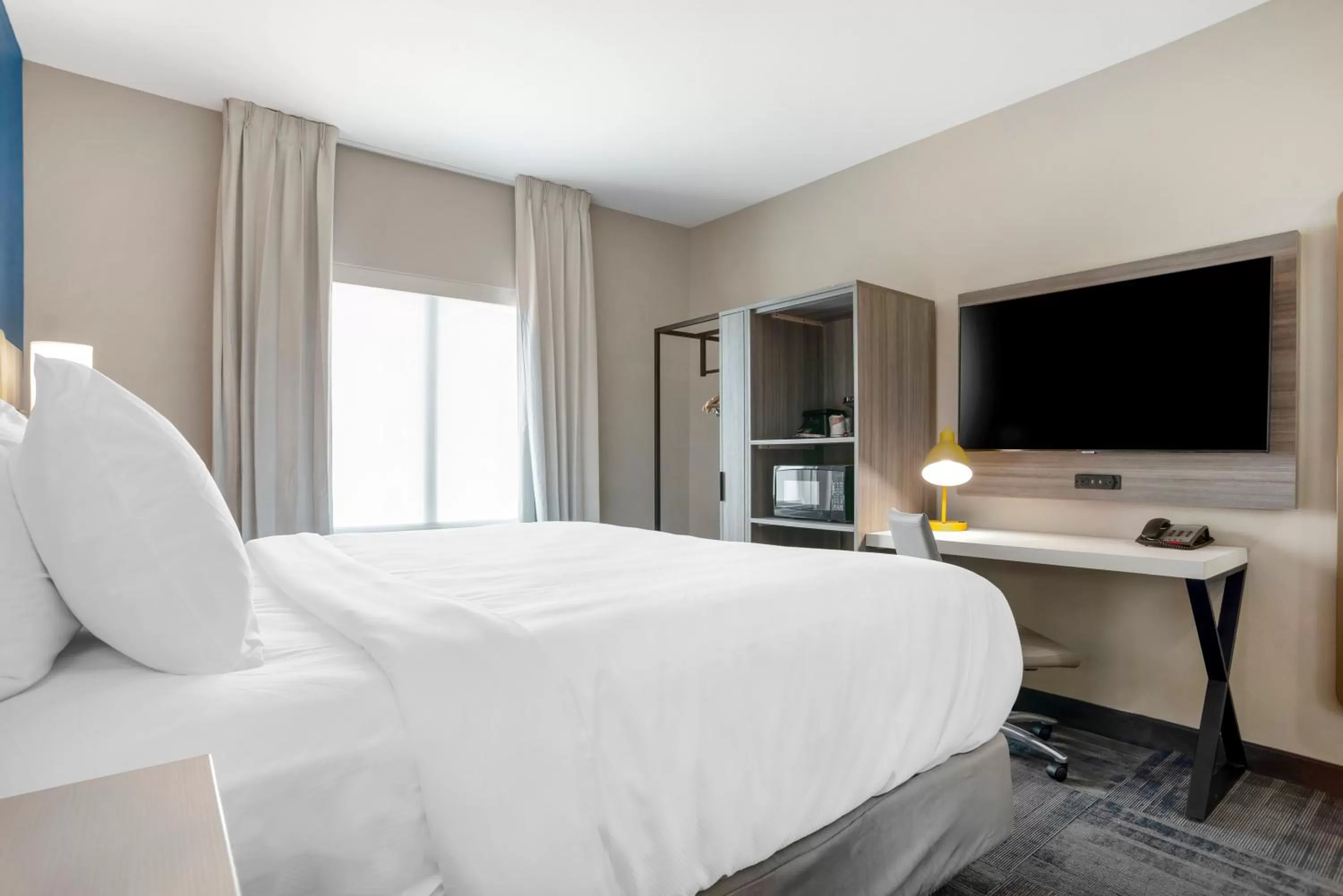 Evening entertainment, Bed in Comfort Inn & Suites Destin near Henderson Beach