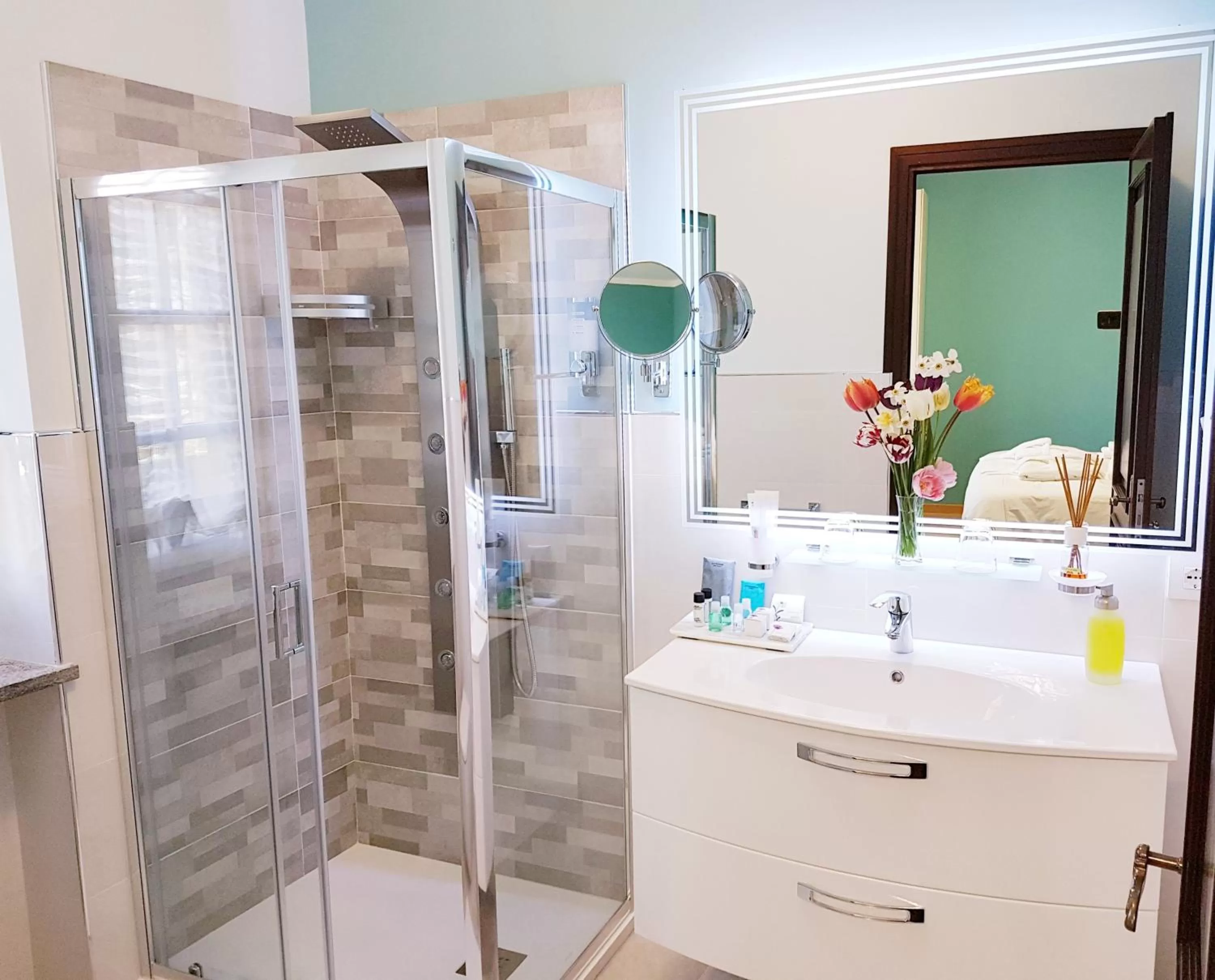 Shower in Villa Bellavista Alba, B&B