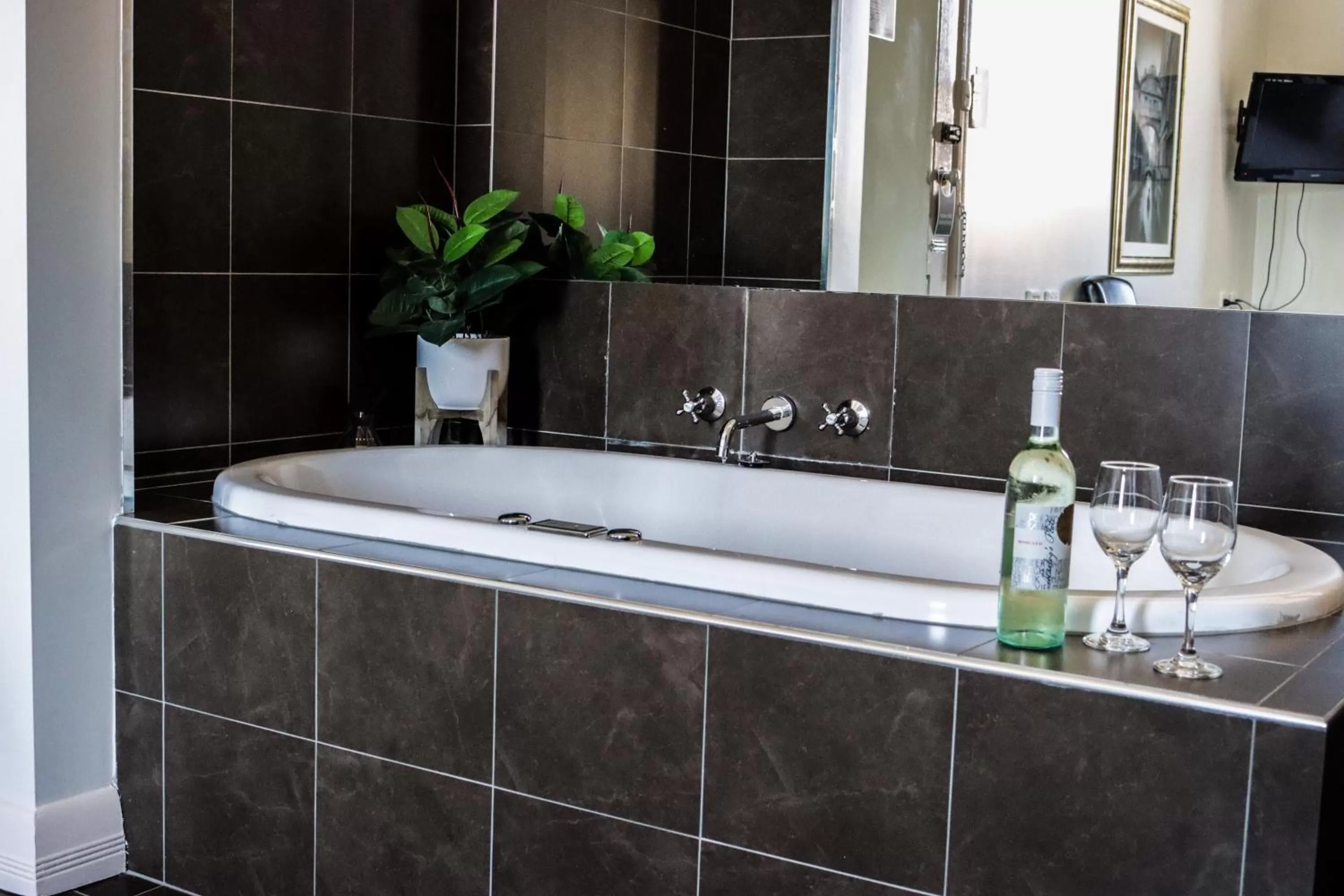 Bathroom in Oscars Hotel and Cafe Bar